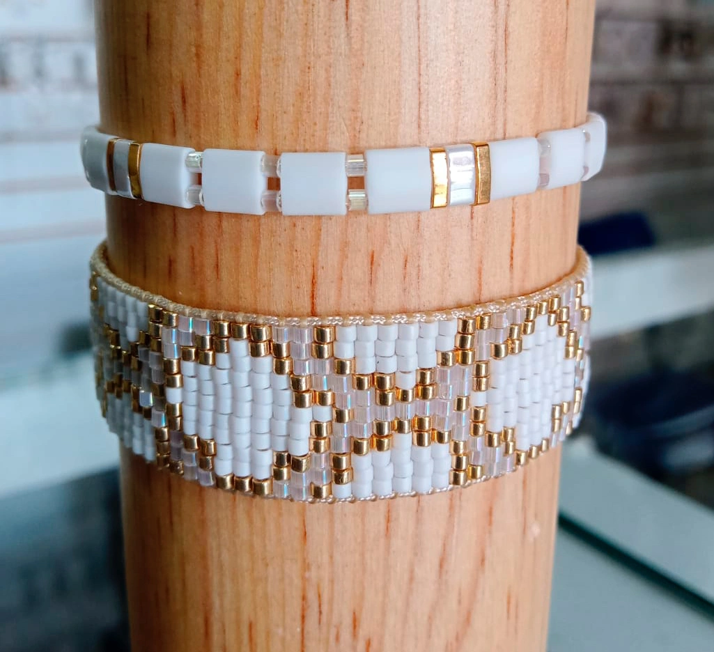 Set de Lujo Miyuki 2 Piezas: Elegancia Geómetrica en Blanco y Oro