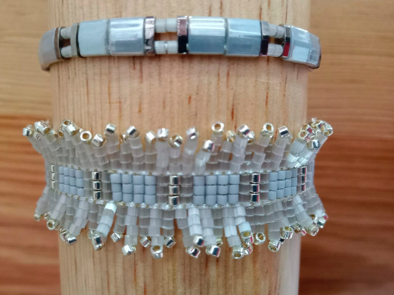 Set de Pulseras Miyuki 2 Piezas: Flecos, Gris Mate y Plata - Elegancia Minimalista