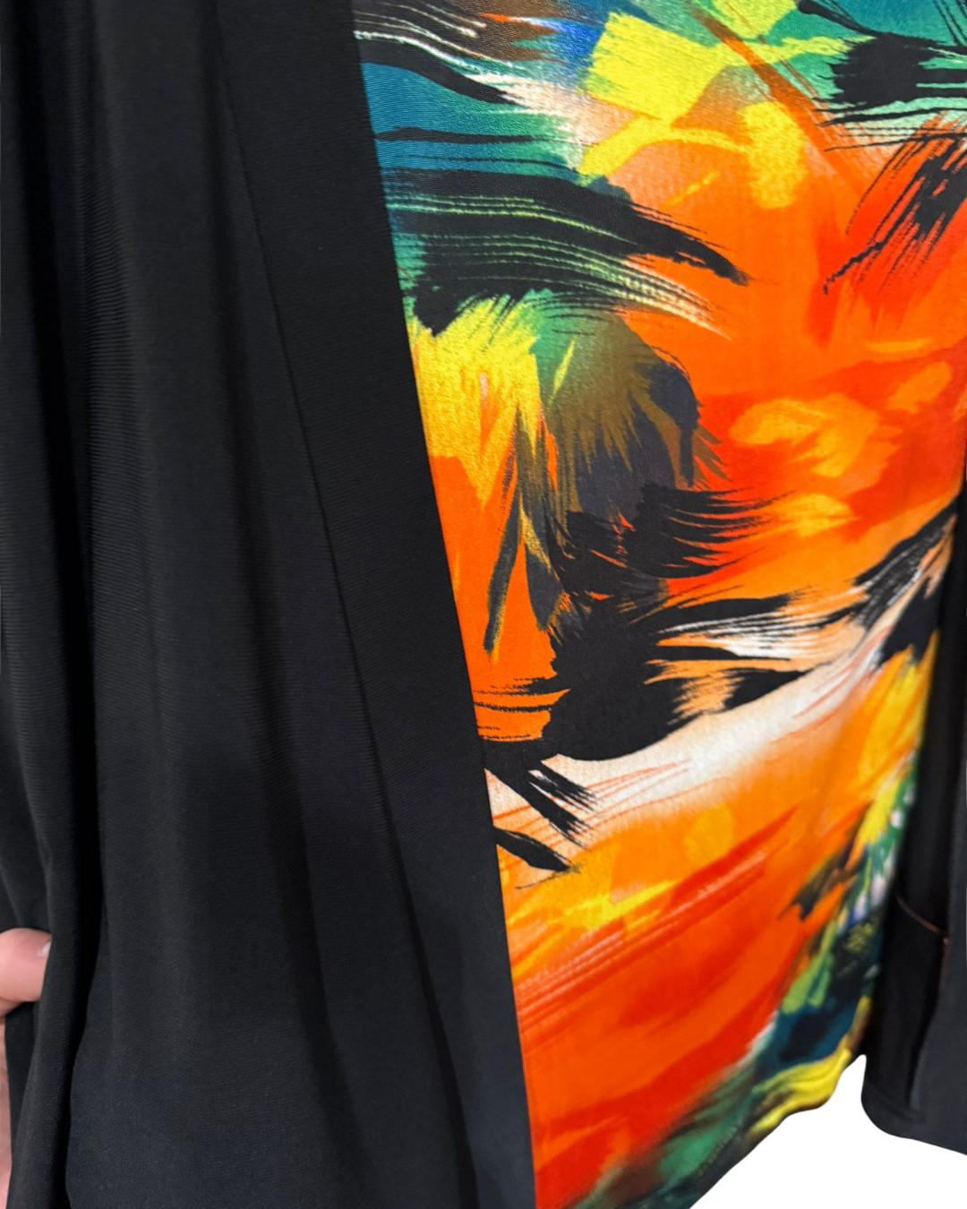 Maglia Tropicale con giacca nera leggera abbinata