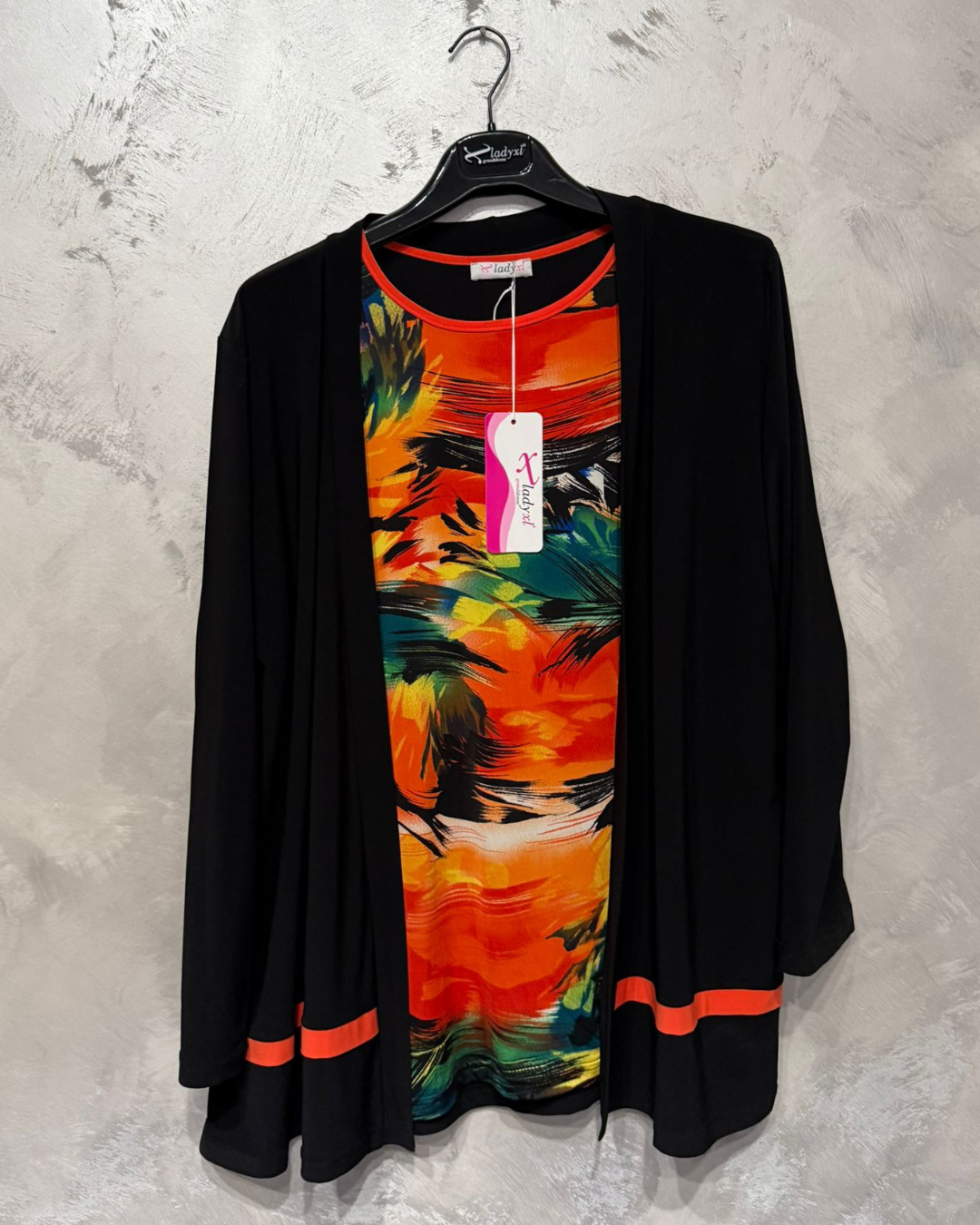 Maglia Tropicale con giacca nera leggera abbinata