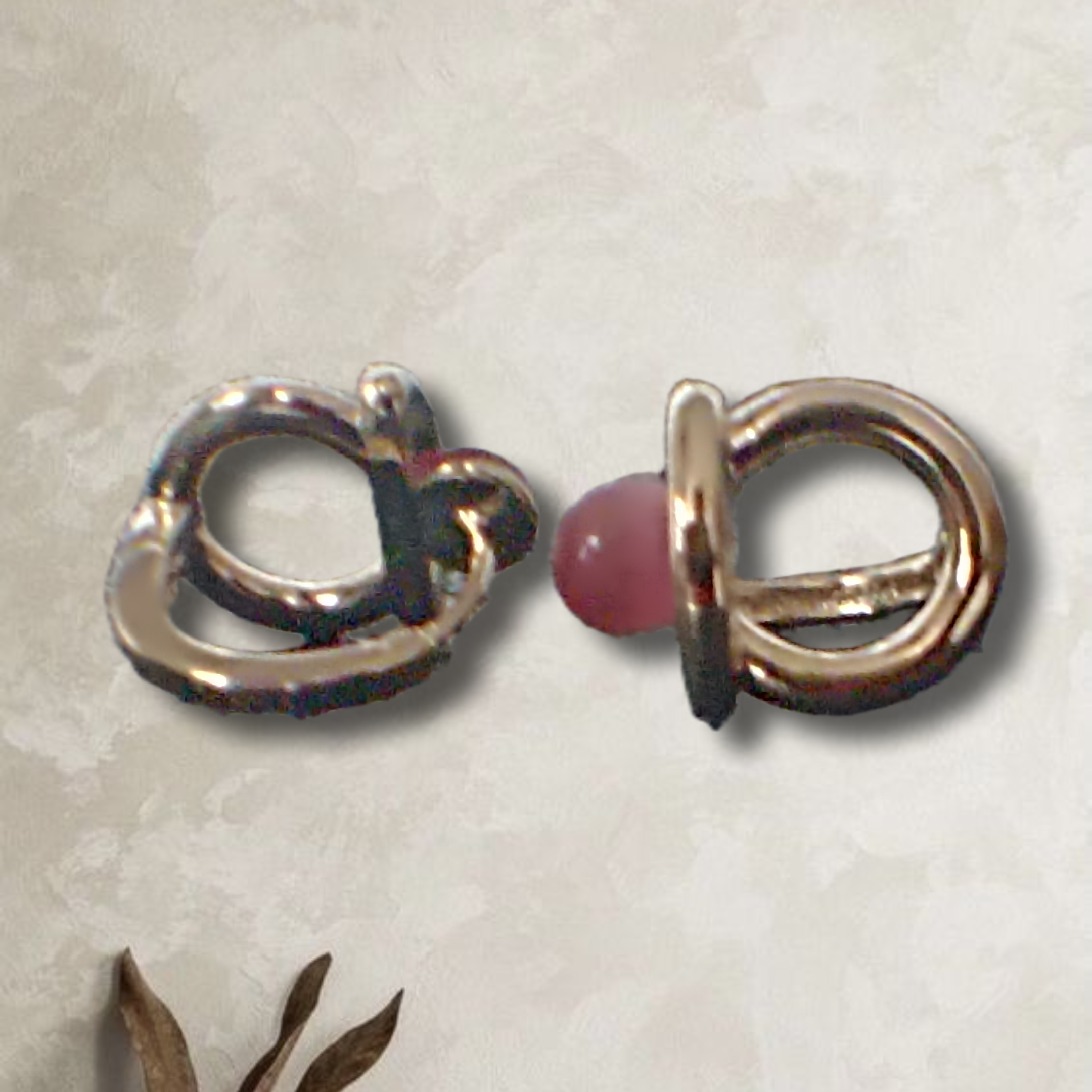 Aretes de chapa de oro con piedra rosa