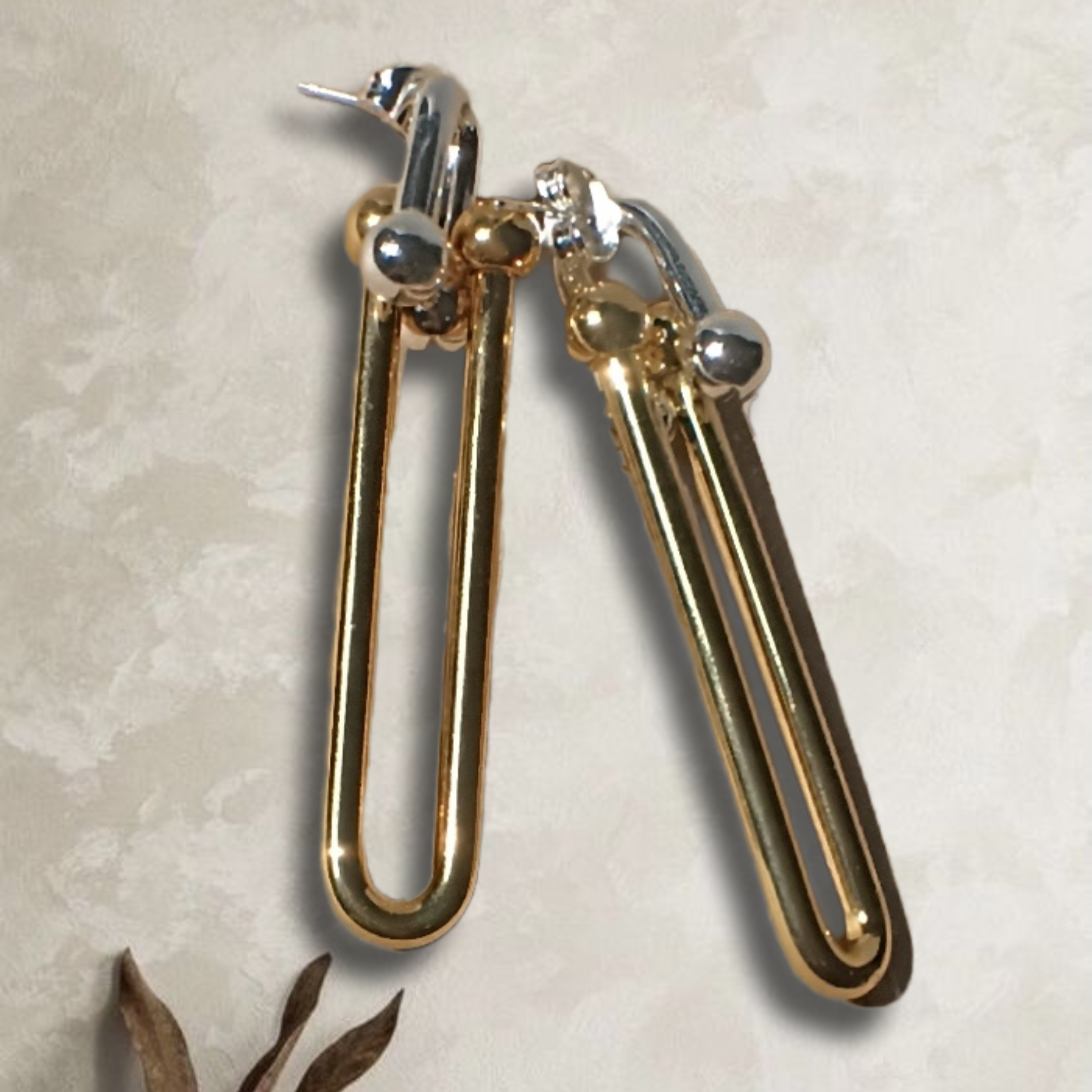 Pendientes modernos de metal dorado