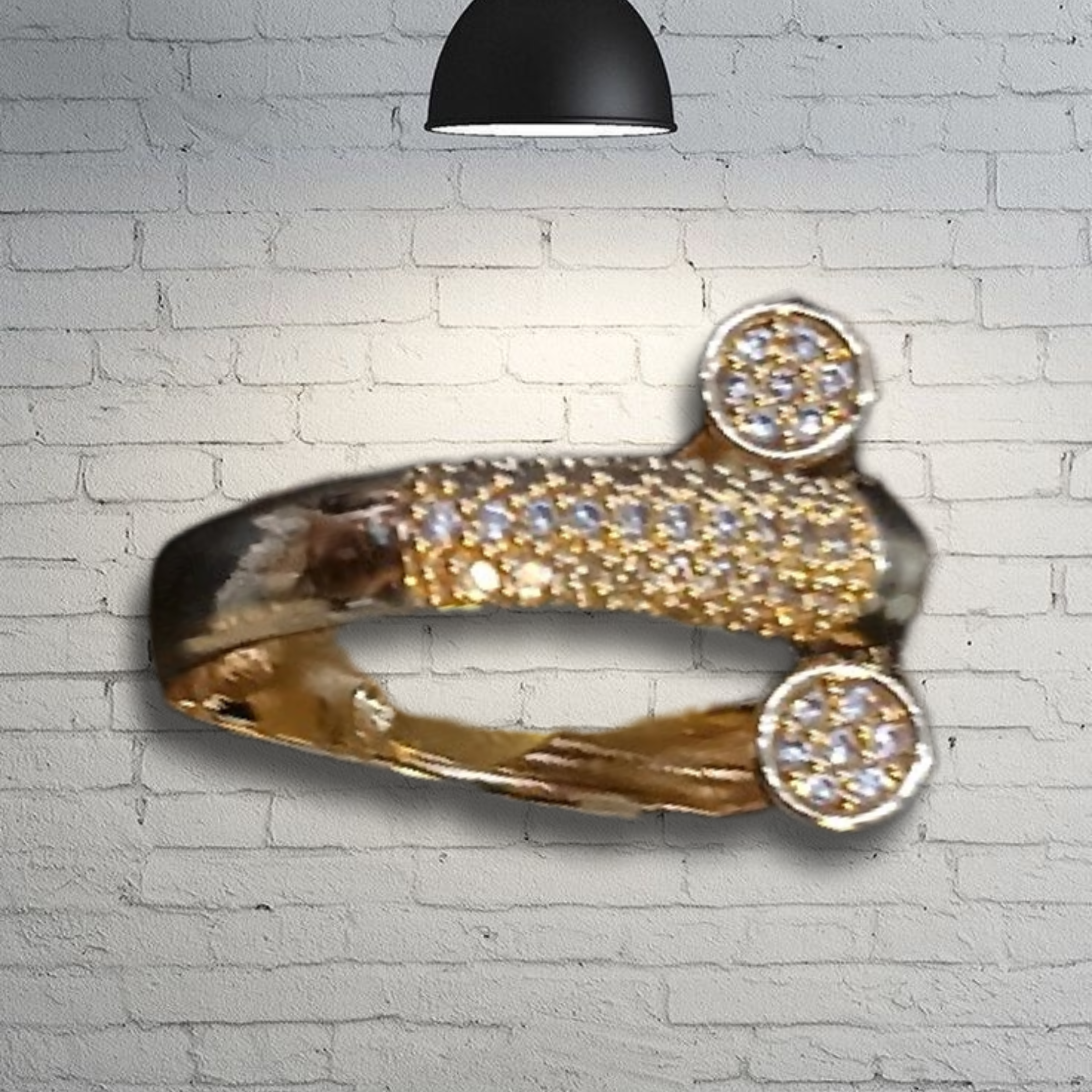 Anillo dorado con piedras brillantes