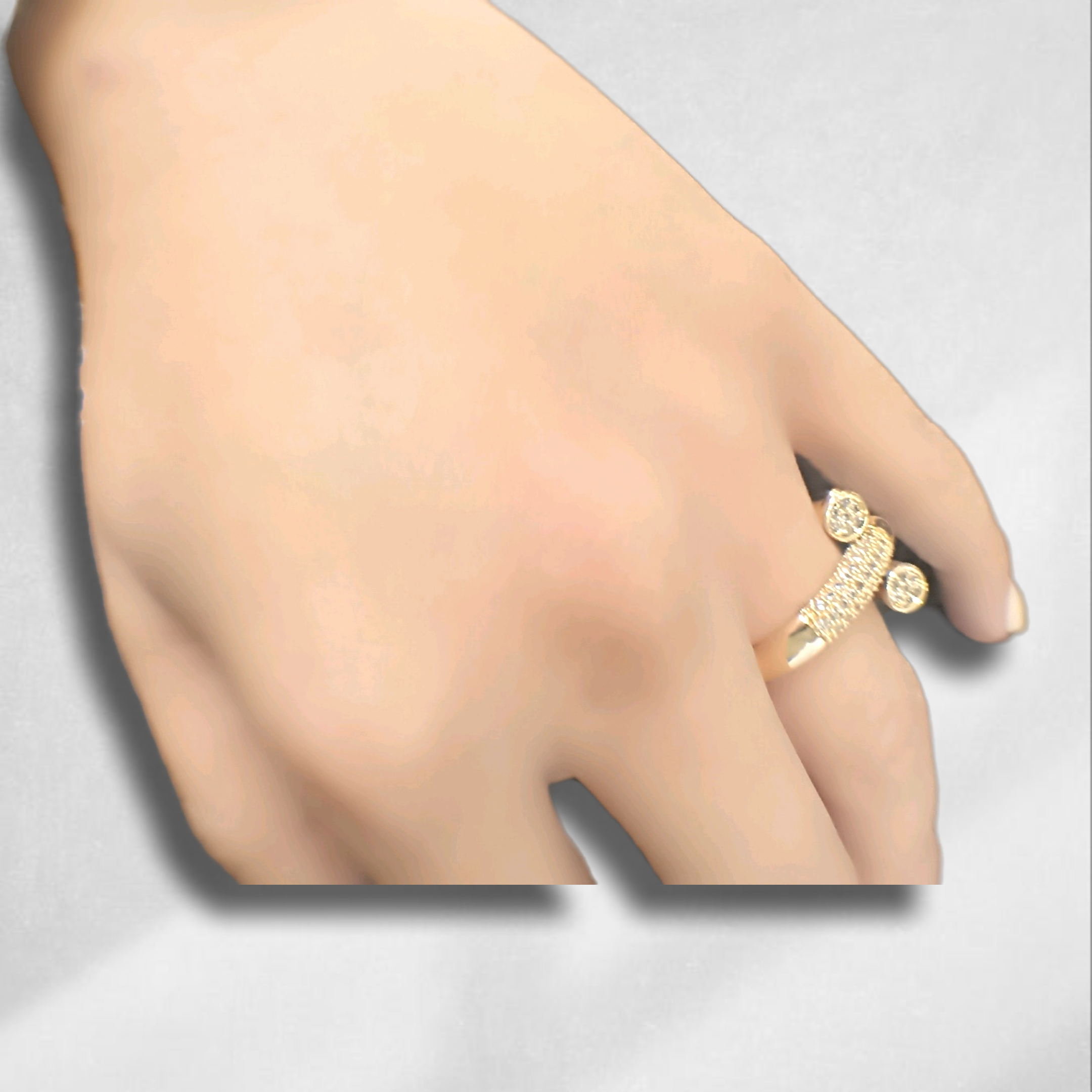 Anillo dorado con piedras brillantes