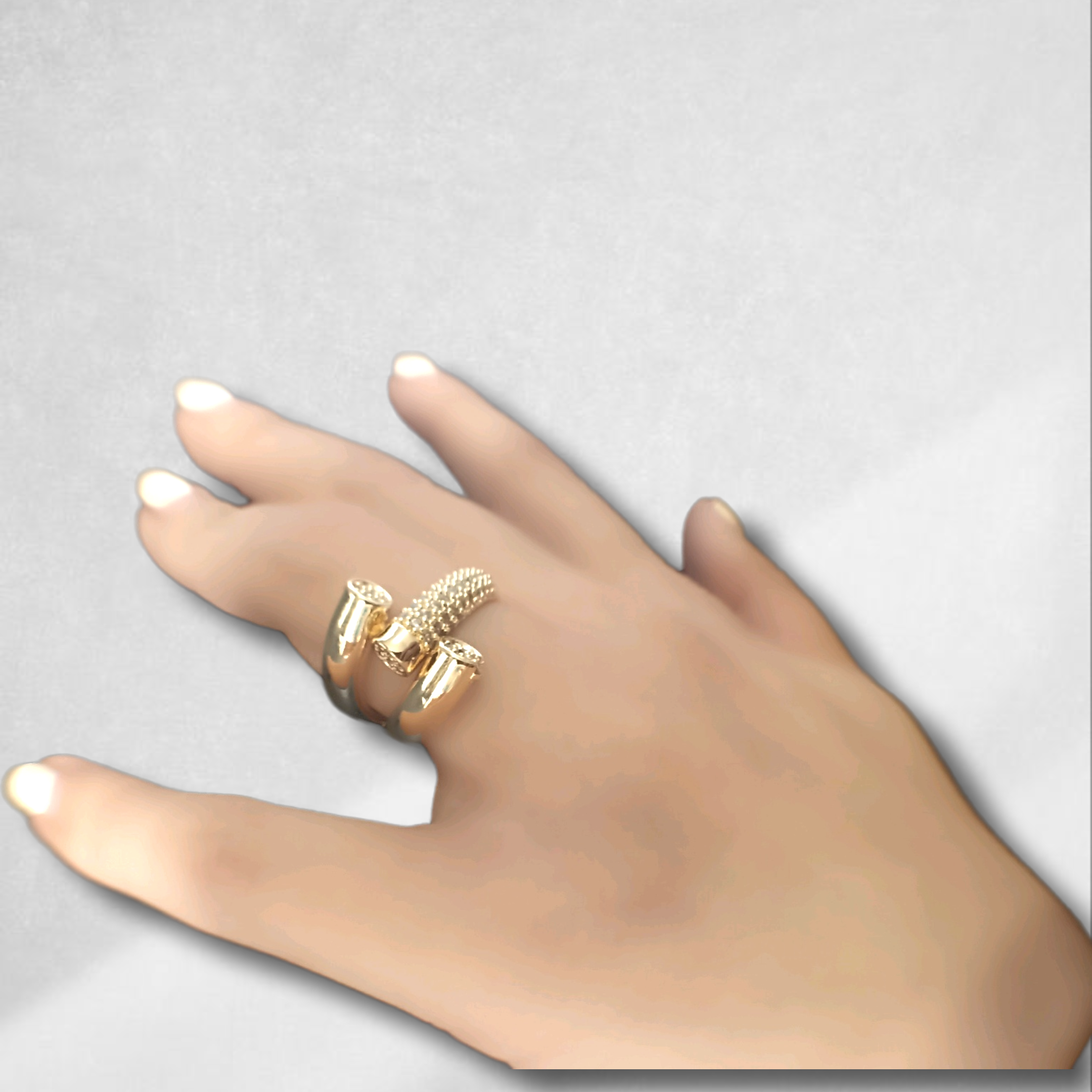 Anillo dorado con piedras brillantes