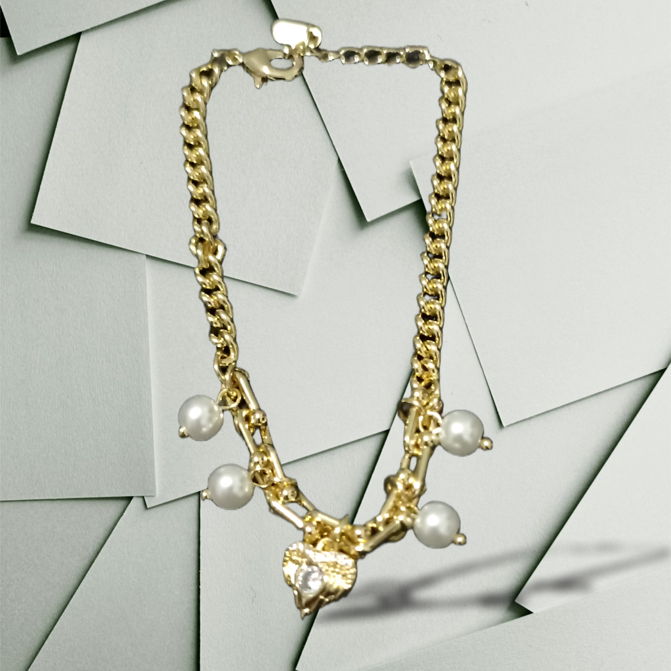 Pulso dorado con perlas