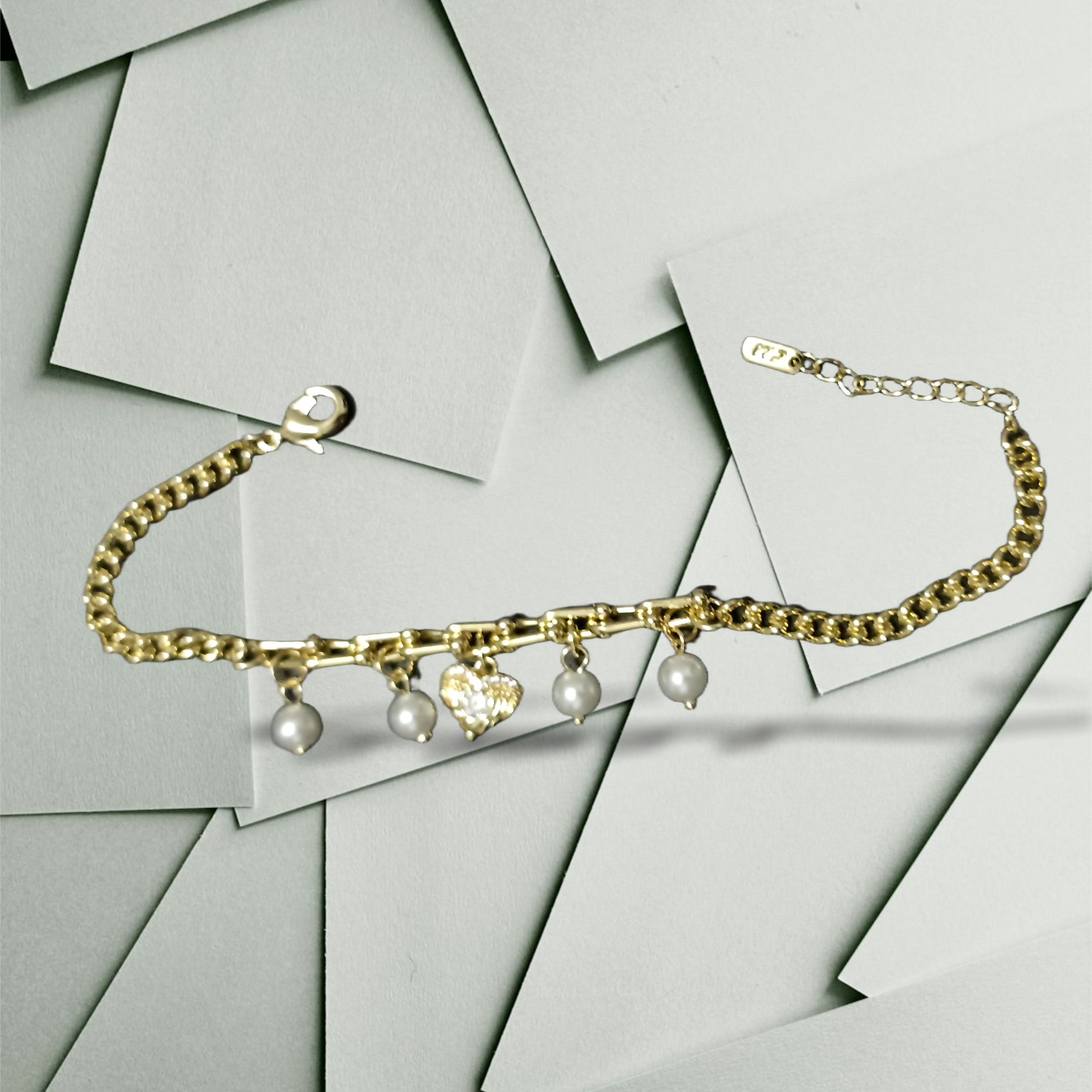 Pulso dorado con perlas