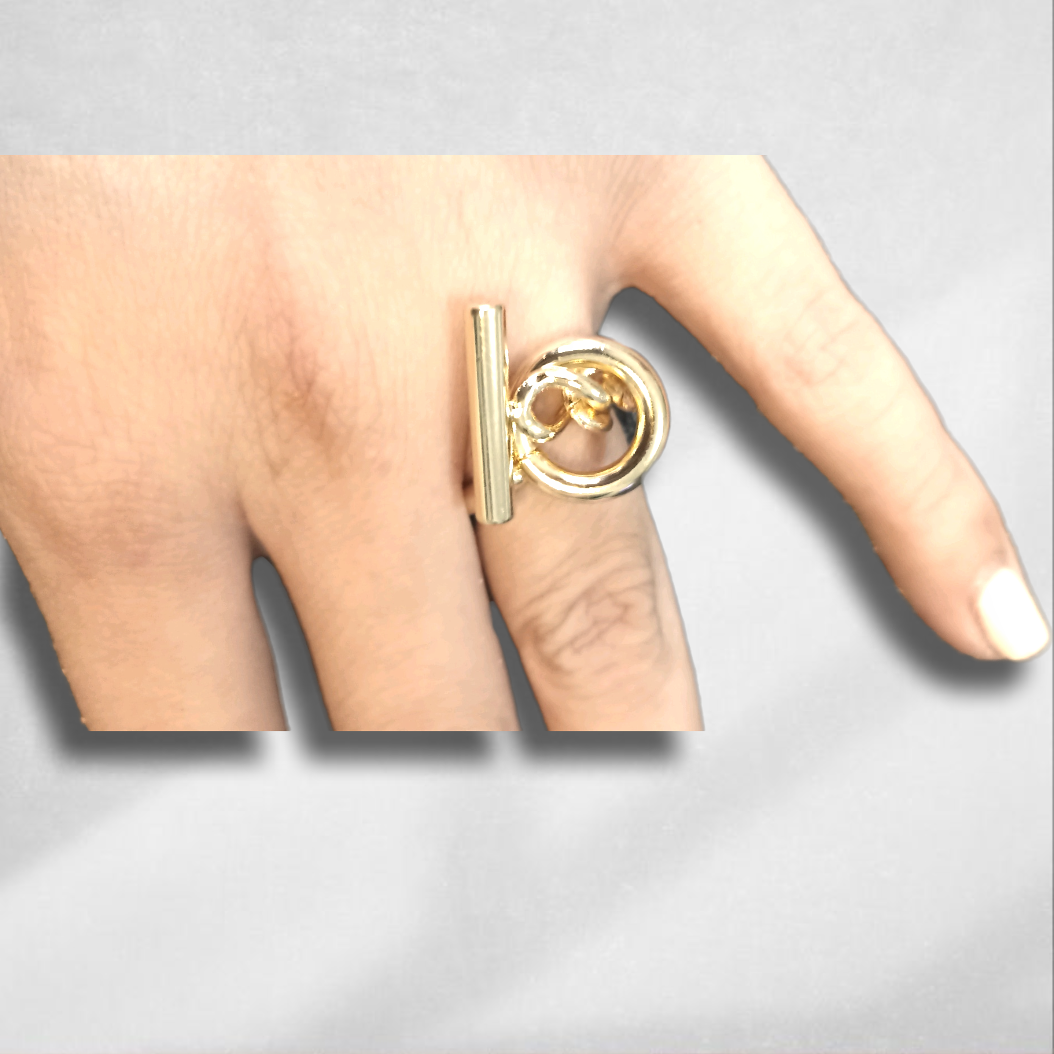 Anillo dorado moderno