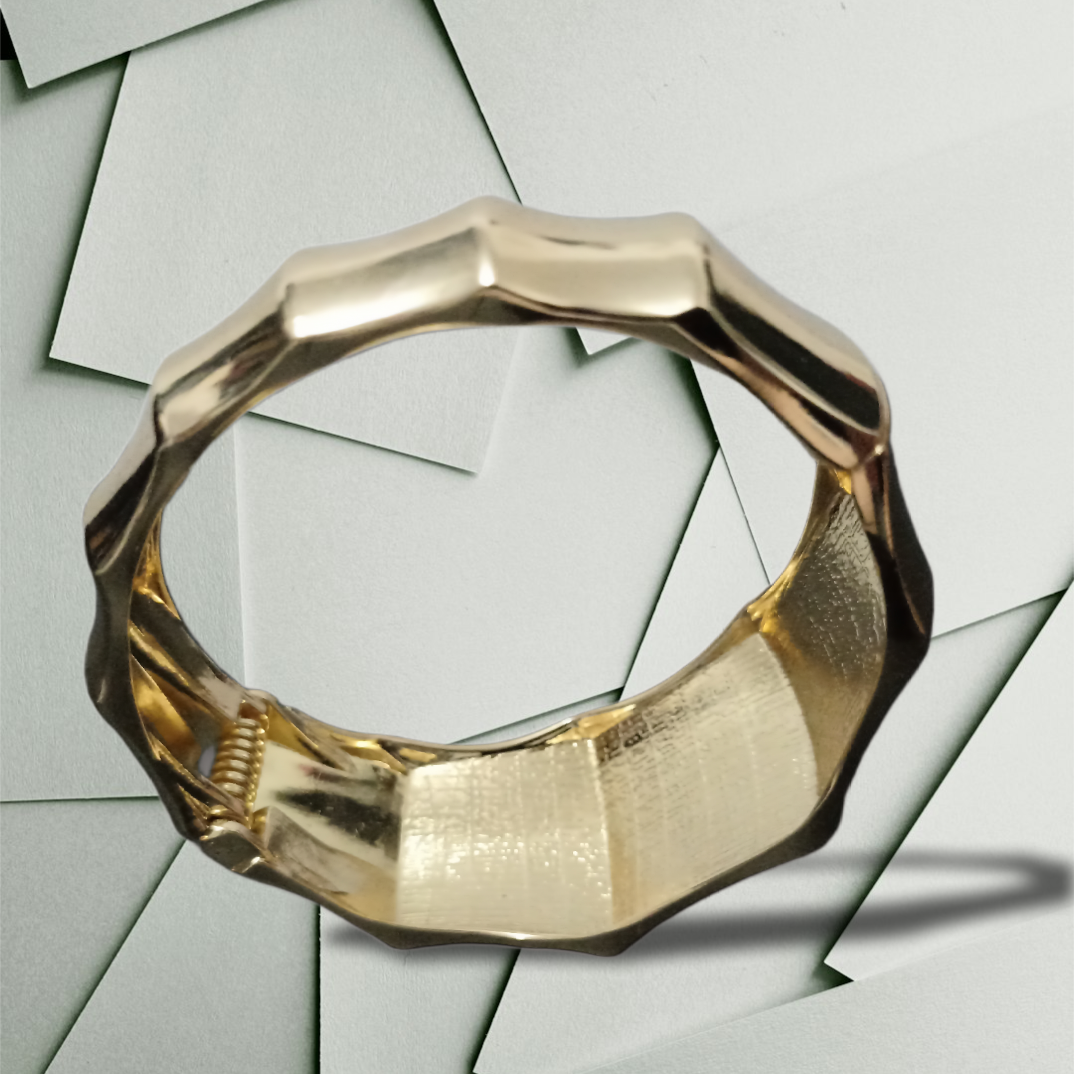 Brazalete dorado geométrico