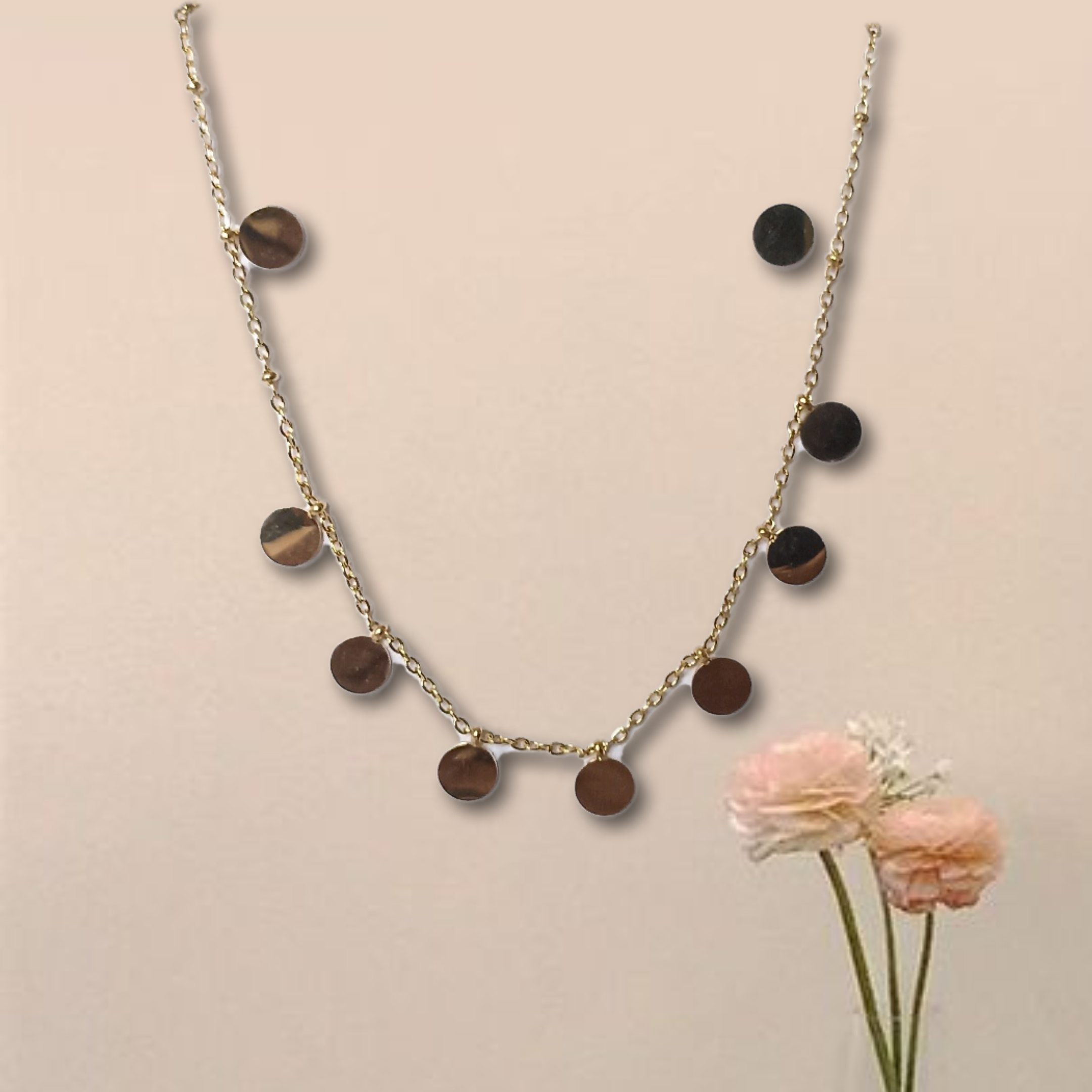 Collar de cadena dorada con dijes  y aretes circulares