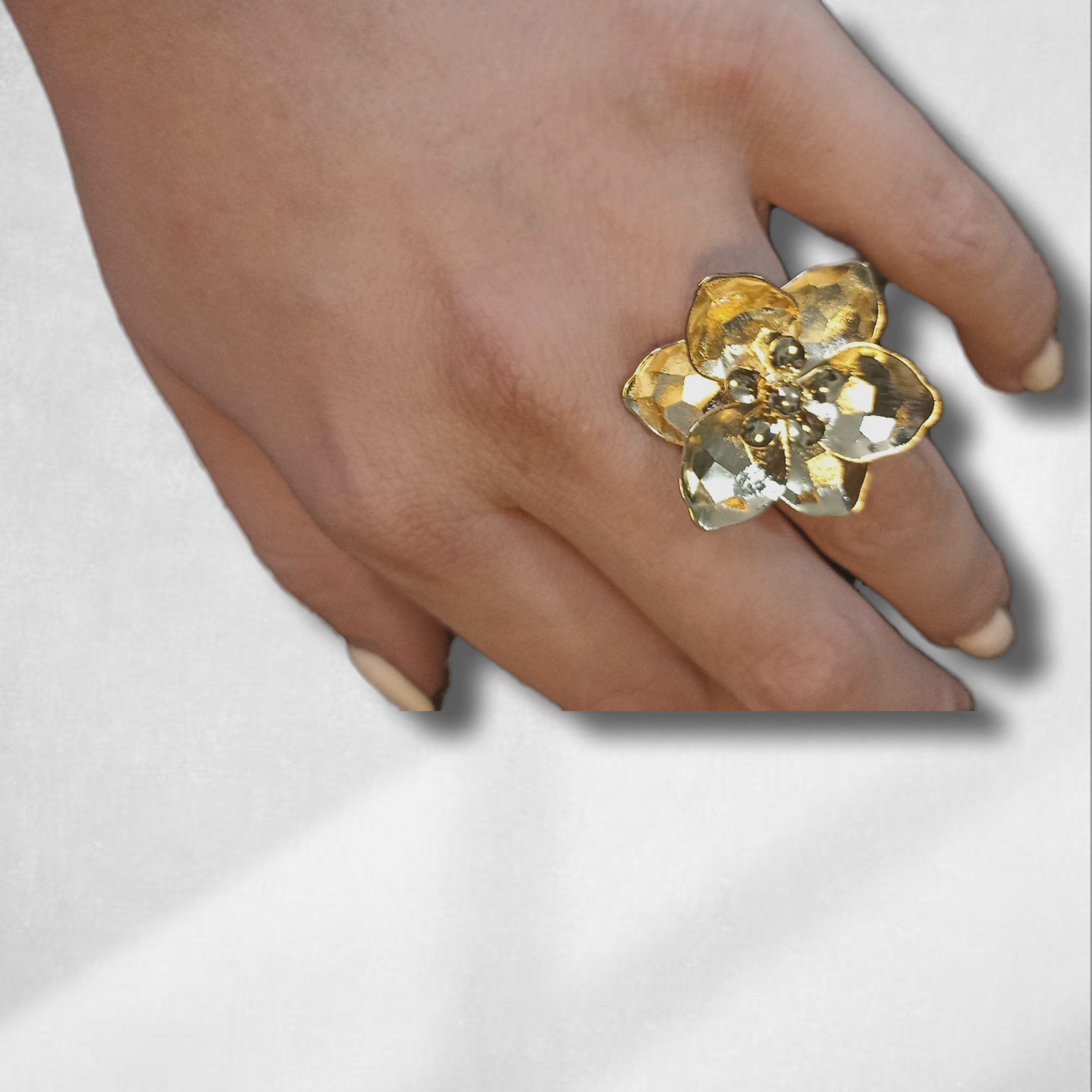 Anillo de flor dorada
