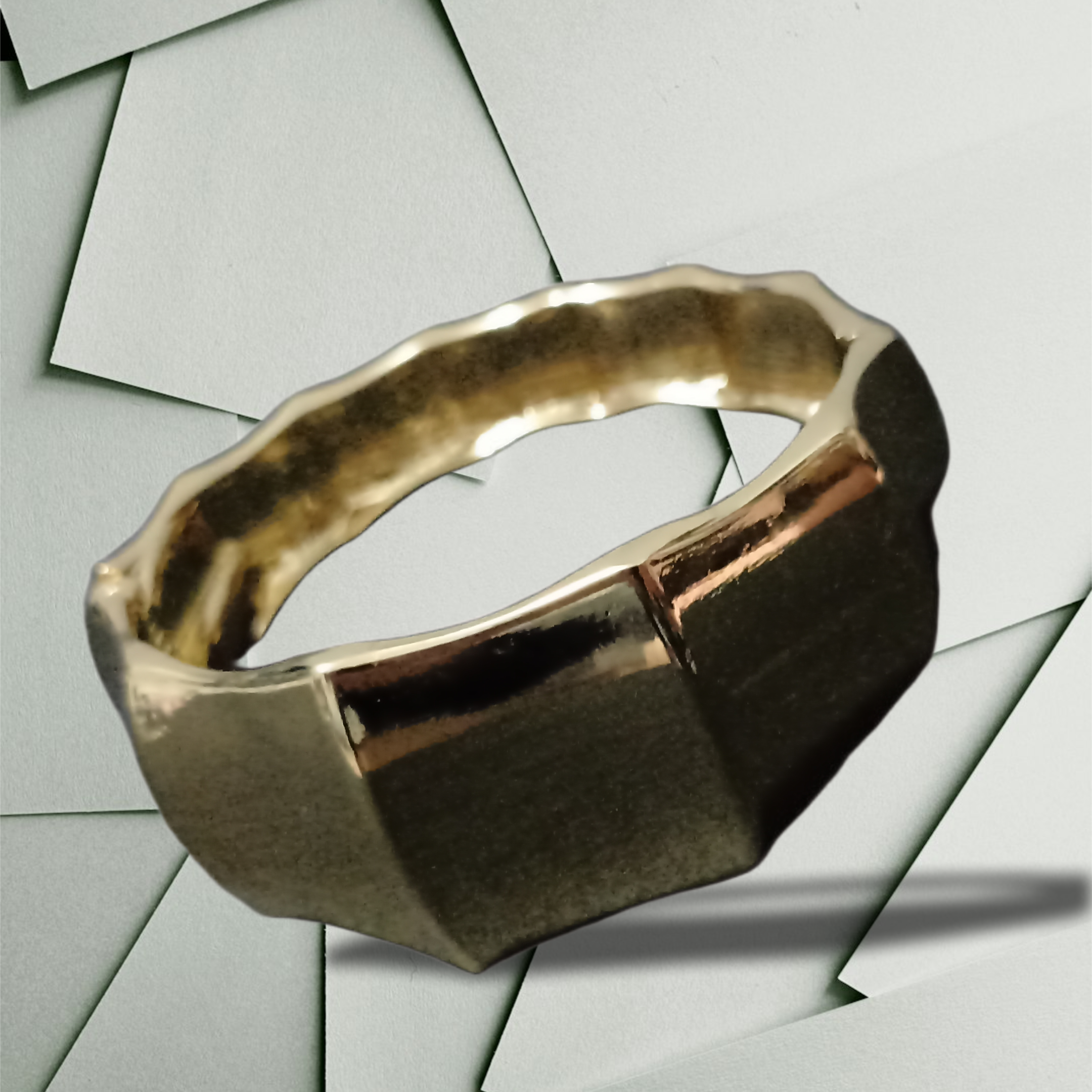 Brazalete dorado geométrico