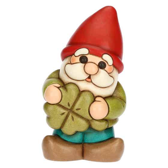 Gnomo Oliver con quadrifoglio portafortuna in ceramica Inverno Incantato, medio