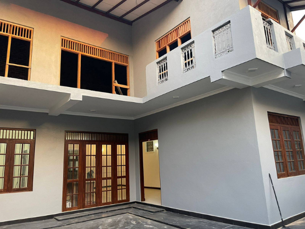 A very large individual house available for rent in Union Place, Hill Street, Dehiwala.