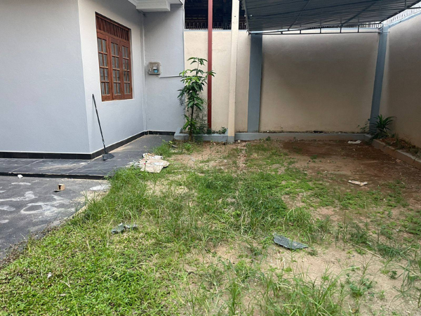 A very large individual house available for rent in Union Place, Hill Street, Dehiwala.