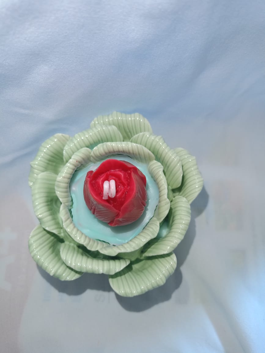 Rosa en base de porcelana. 🌹