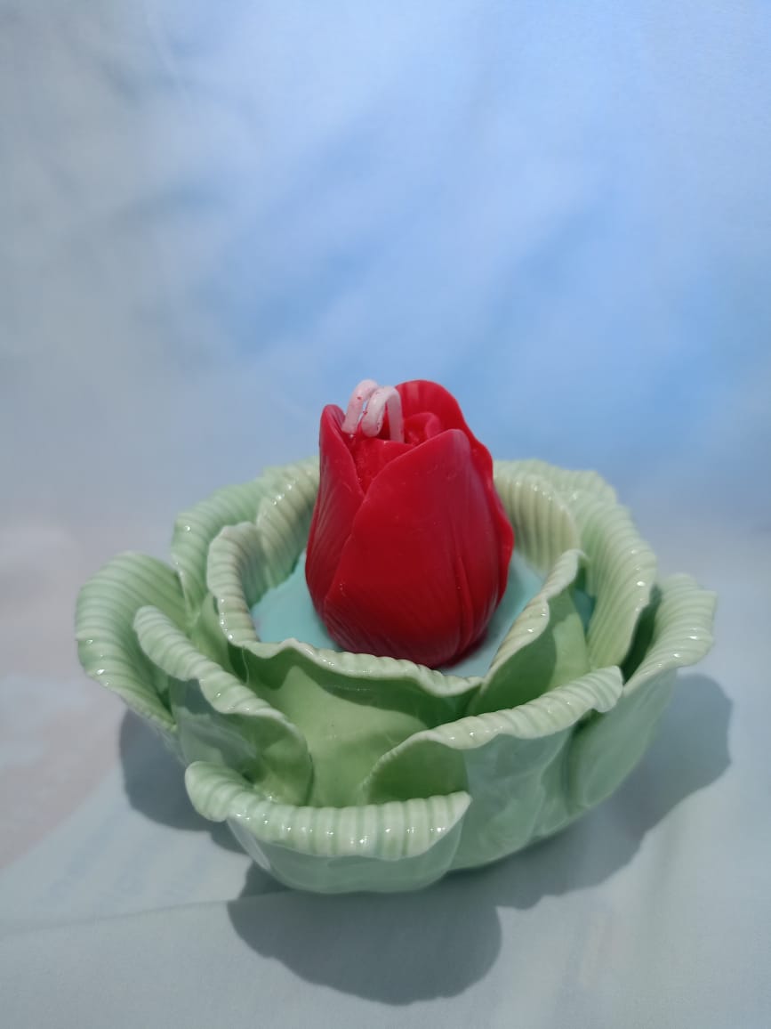 Rosa en base de porcelana. 🌹