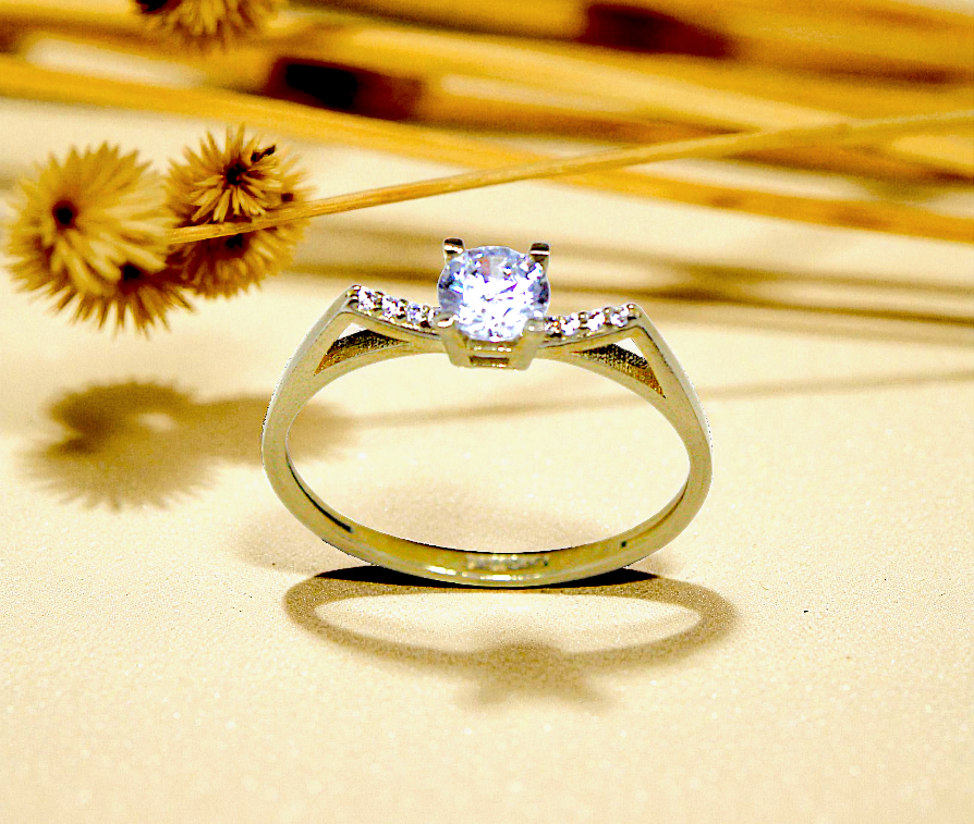 Anillo de Compromiso Con Circonias Pequeñas Tipo Lineal