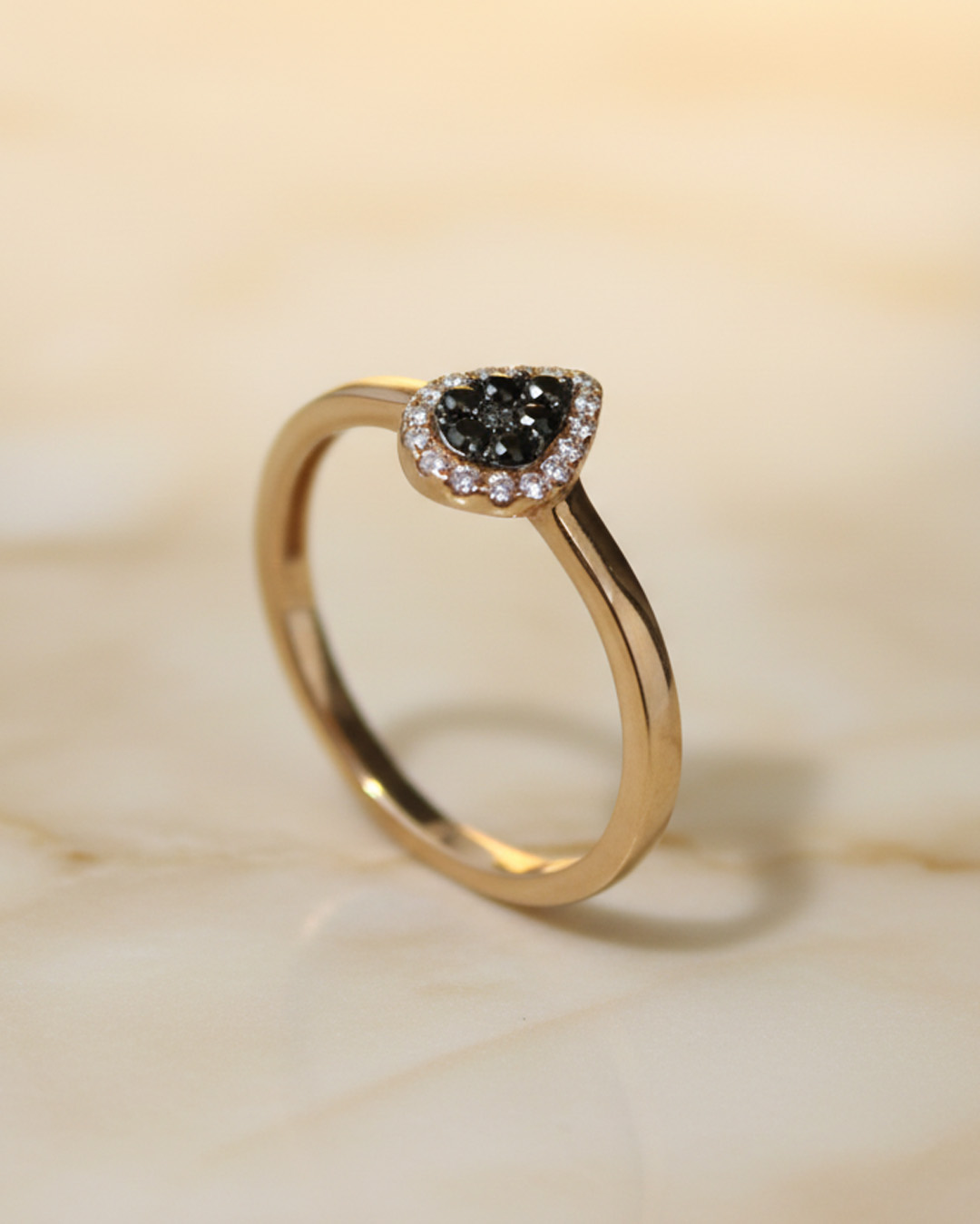 Anillo gota con circonias Negras y Blancas
