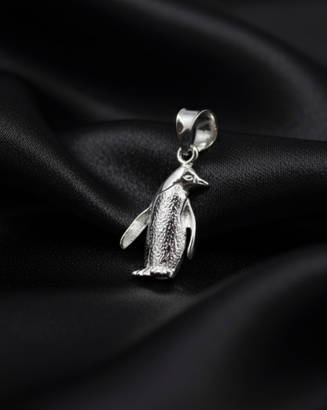 Dije de pingüino de plata