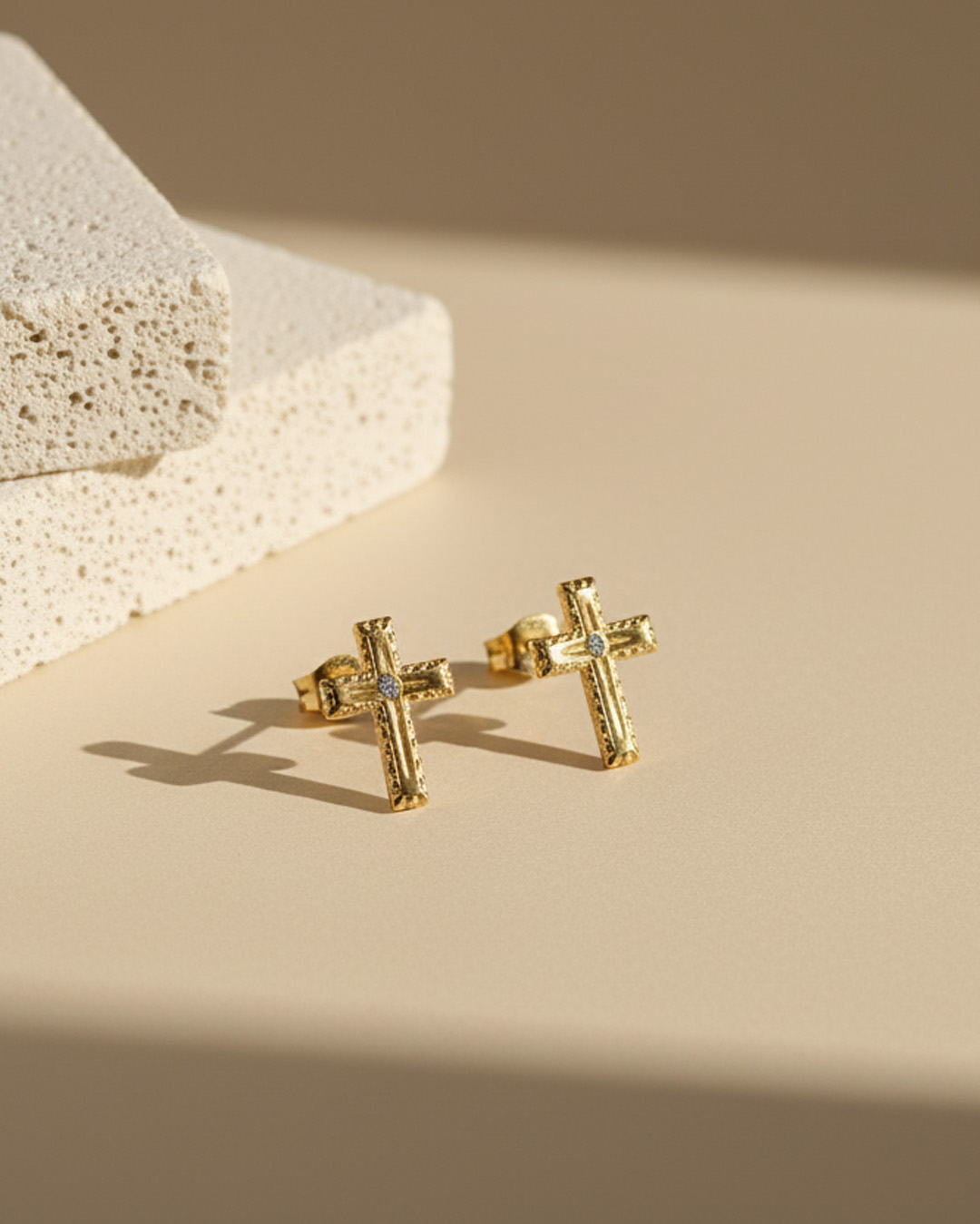 Broqueles de Oro Con Diseño de Cruz