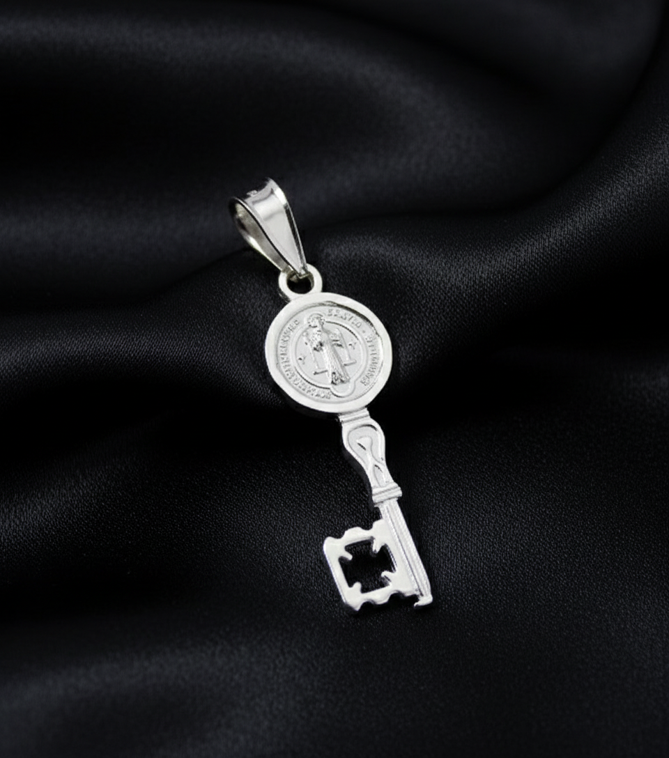 Dije de Plata Con Diseño Llave de San Benito