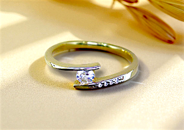 Anillo de Compromiso Asimetrico y Circonia Central