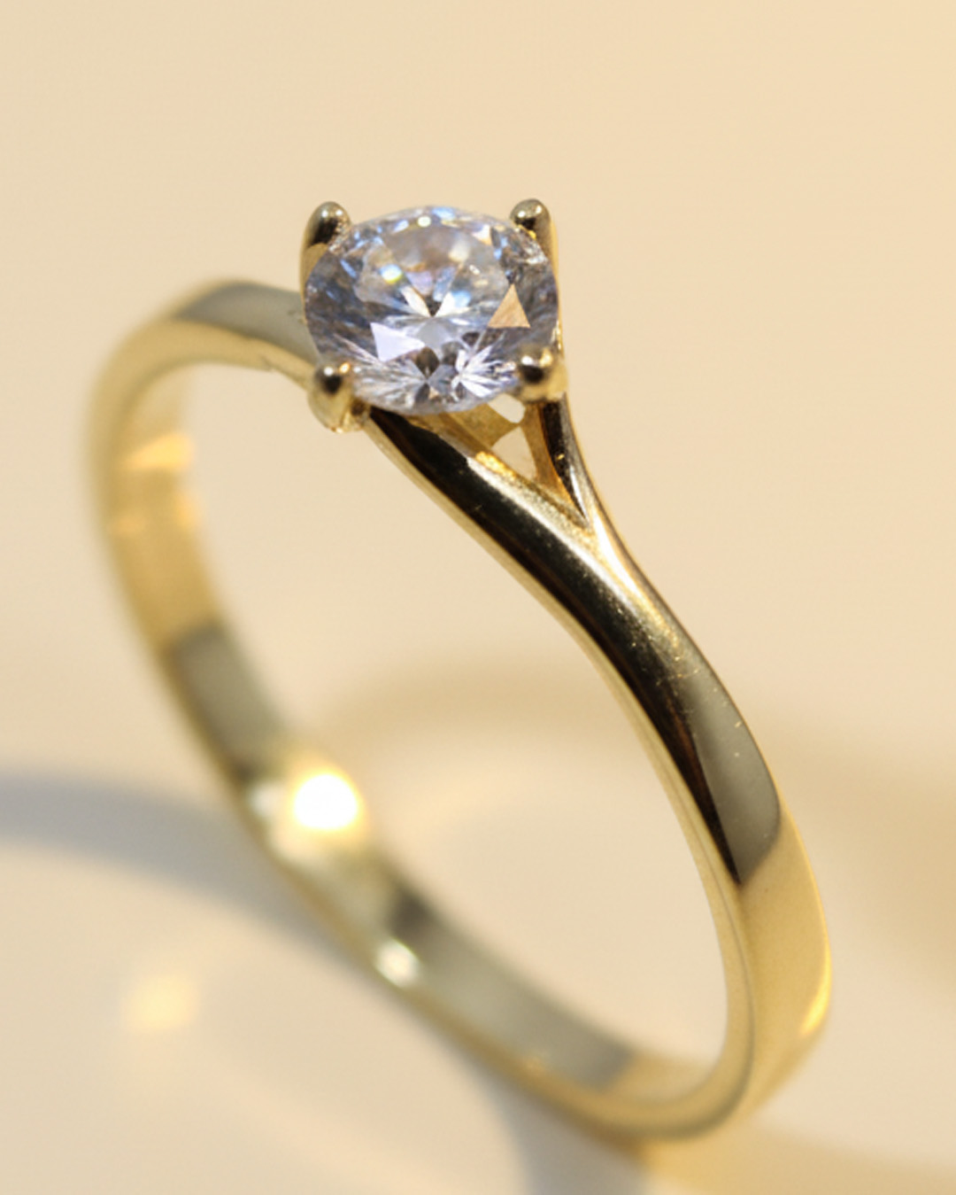 Anillo de Compromiso Solitario en Oro con Circonia