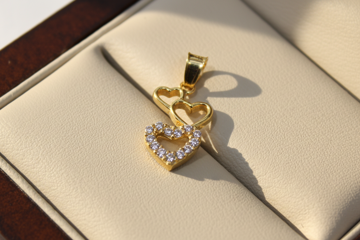 Colgante de Oro de Tres Corazónes 