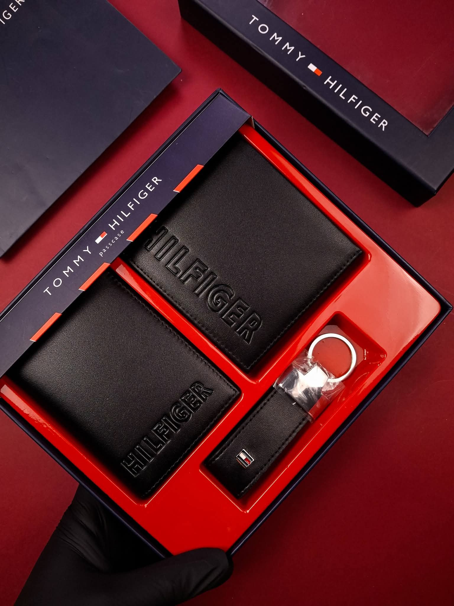 Tommy Hilfiger Wallet & Keychain Gift Set