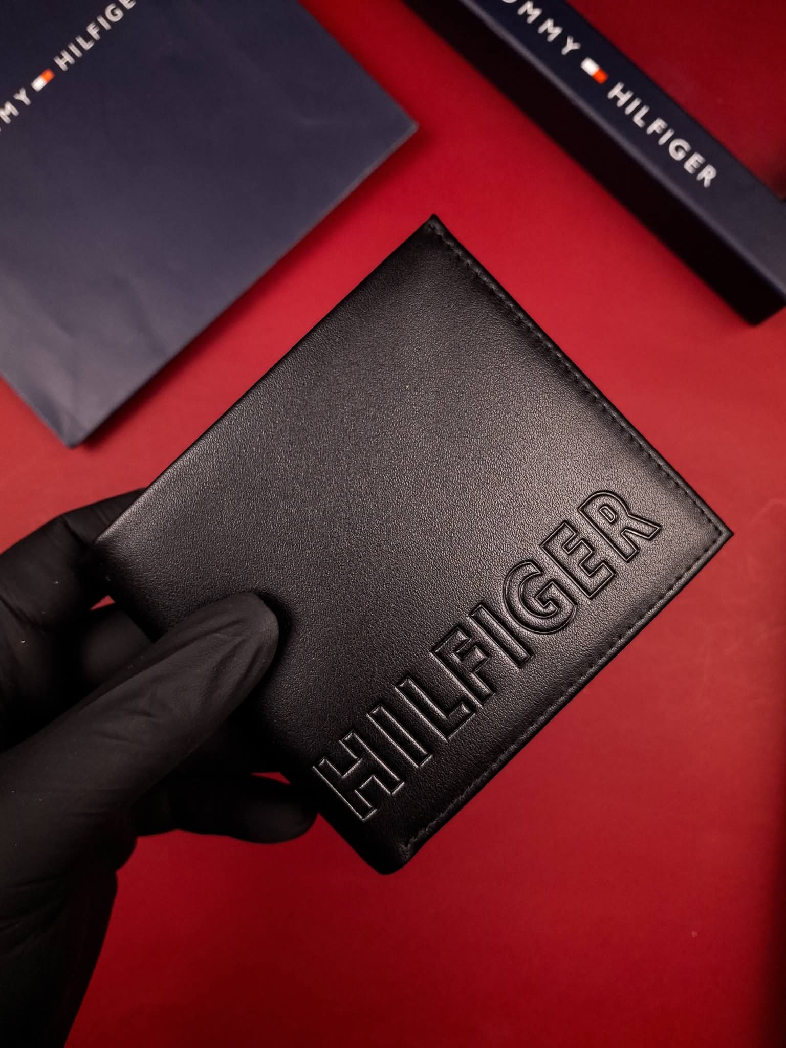 Tommy Hilfiger Wallet & Keychain Gift Set
