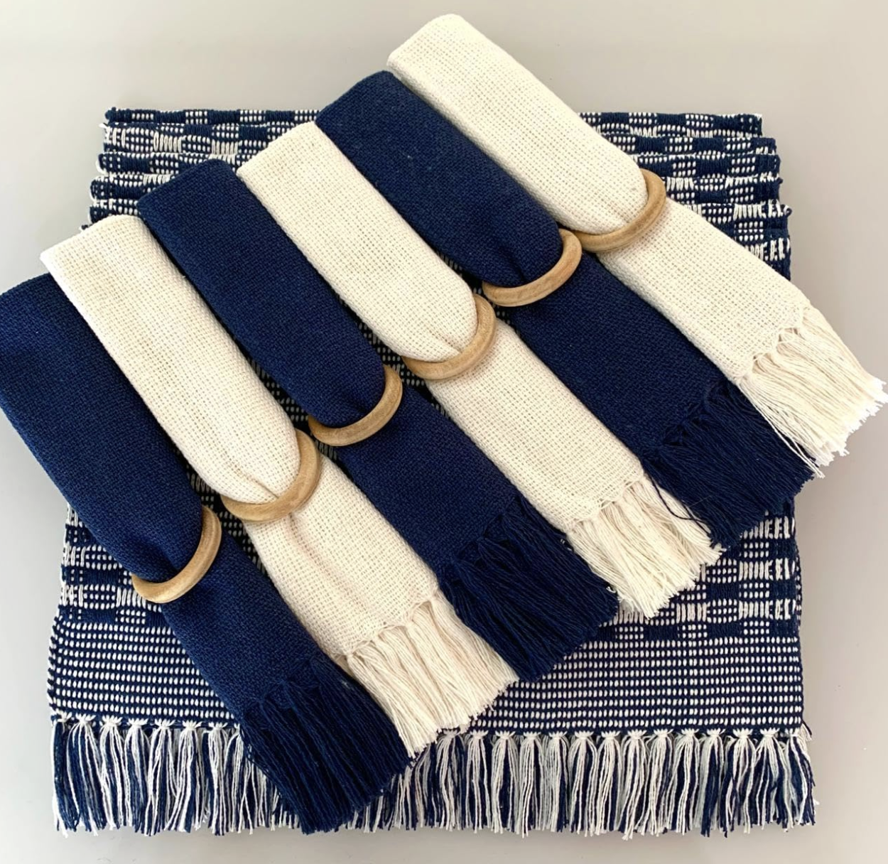 Jogo Americano Azul Escuro E Cru Com Guardanapo De Algodão 6 Lugares Com Franjas Em Tear