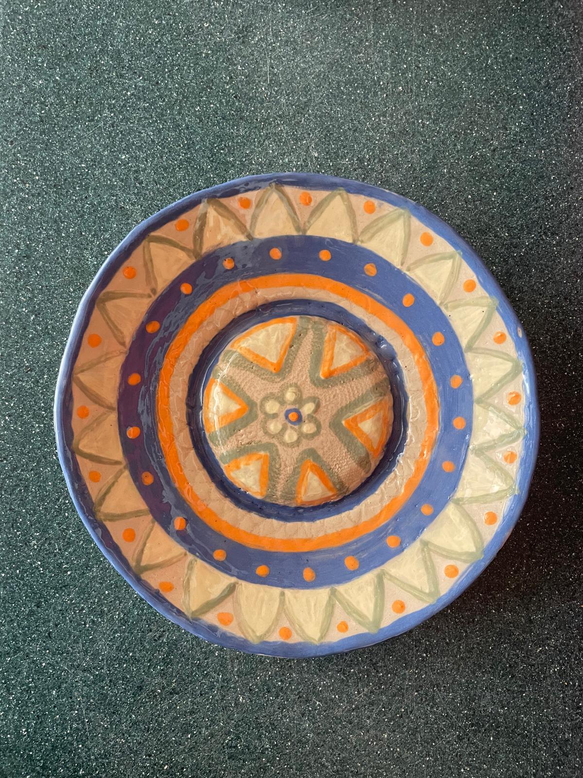 Wandteller mit Blumenmuster