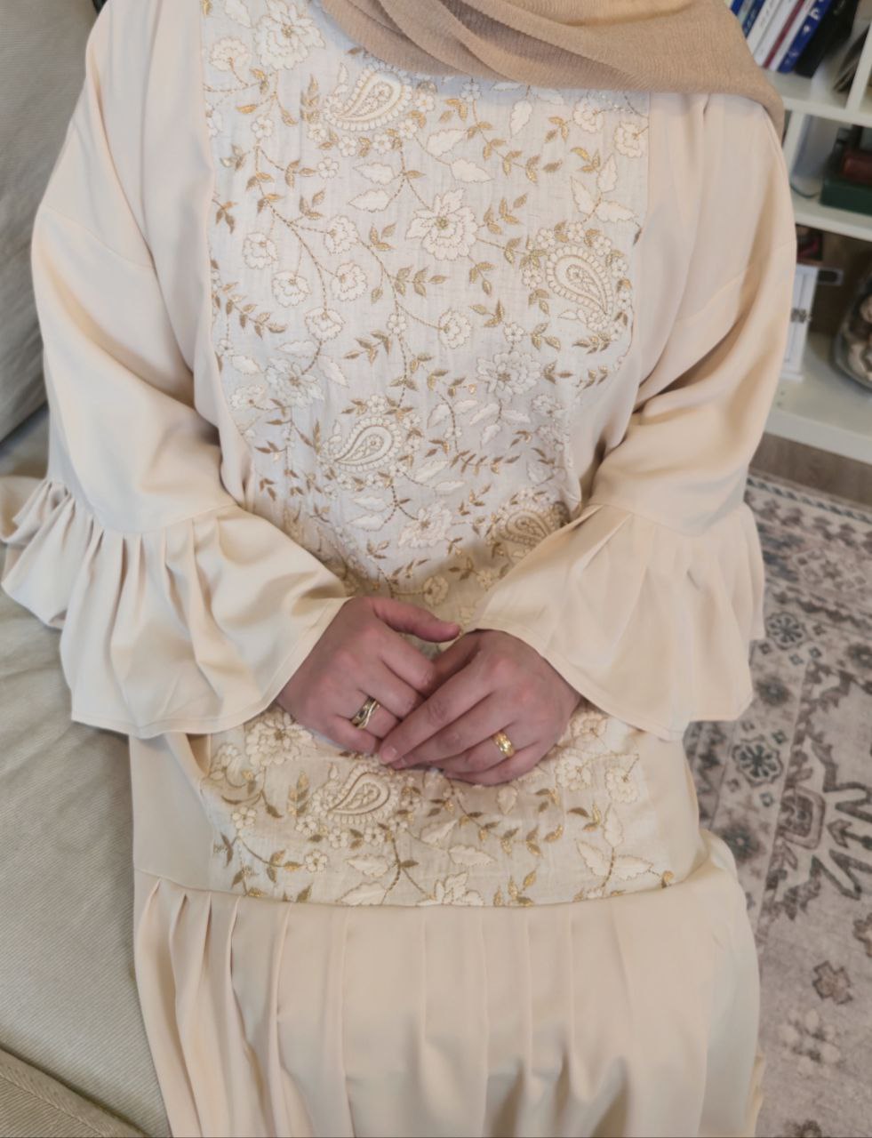 Elegant Flowy beige abaya