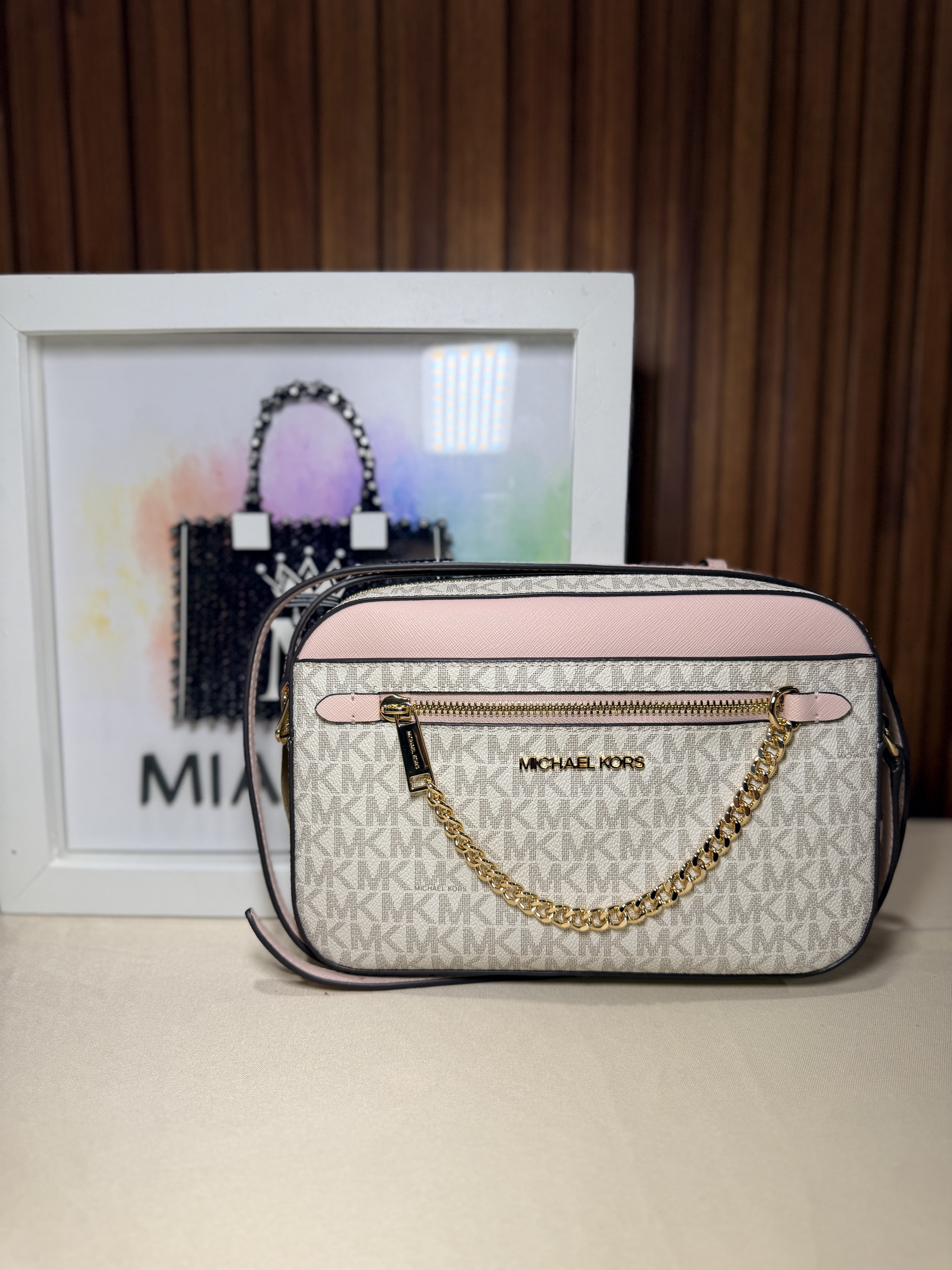 Crossbody con cadena vainilla con rosa