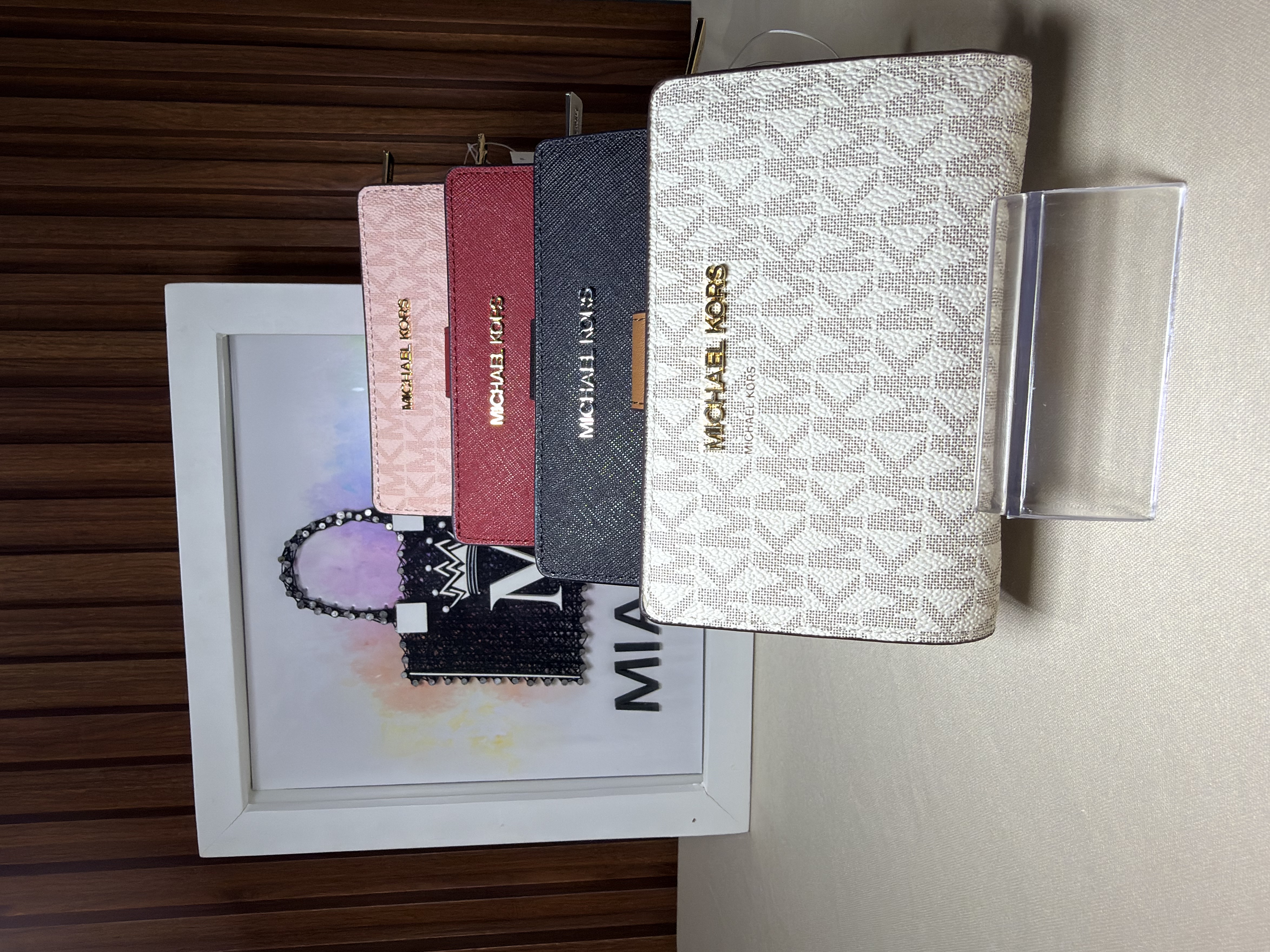 Cartera con cierre y broche a presión