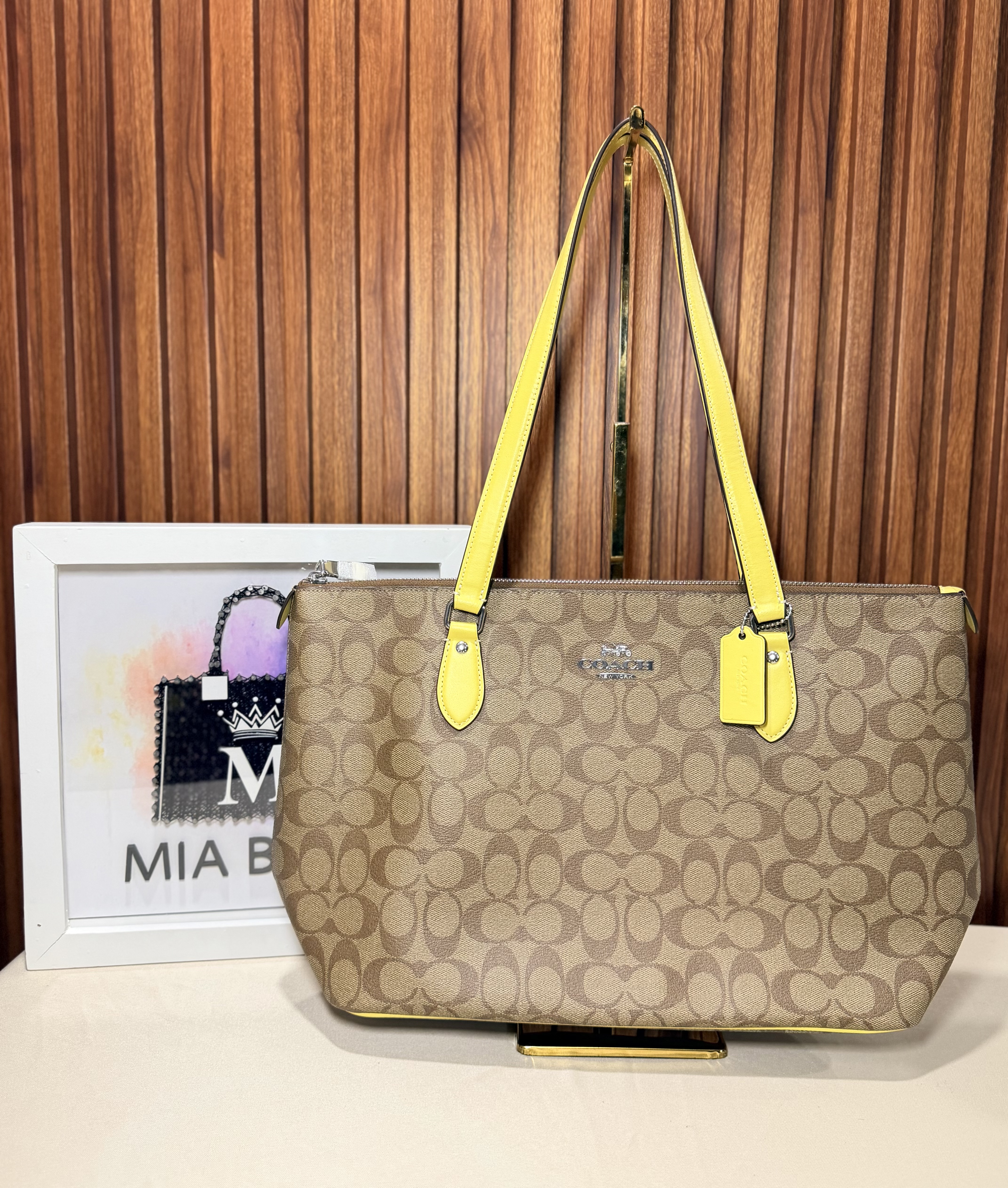 Tote con cierre, monogram y detalles amarillos