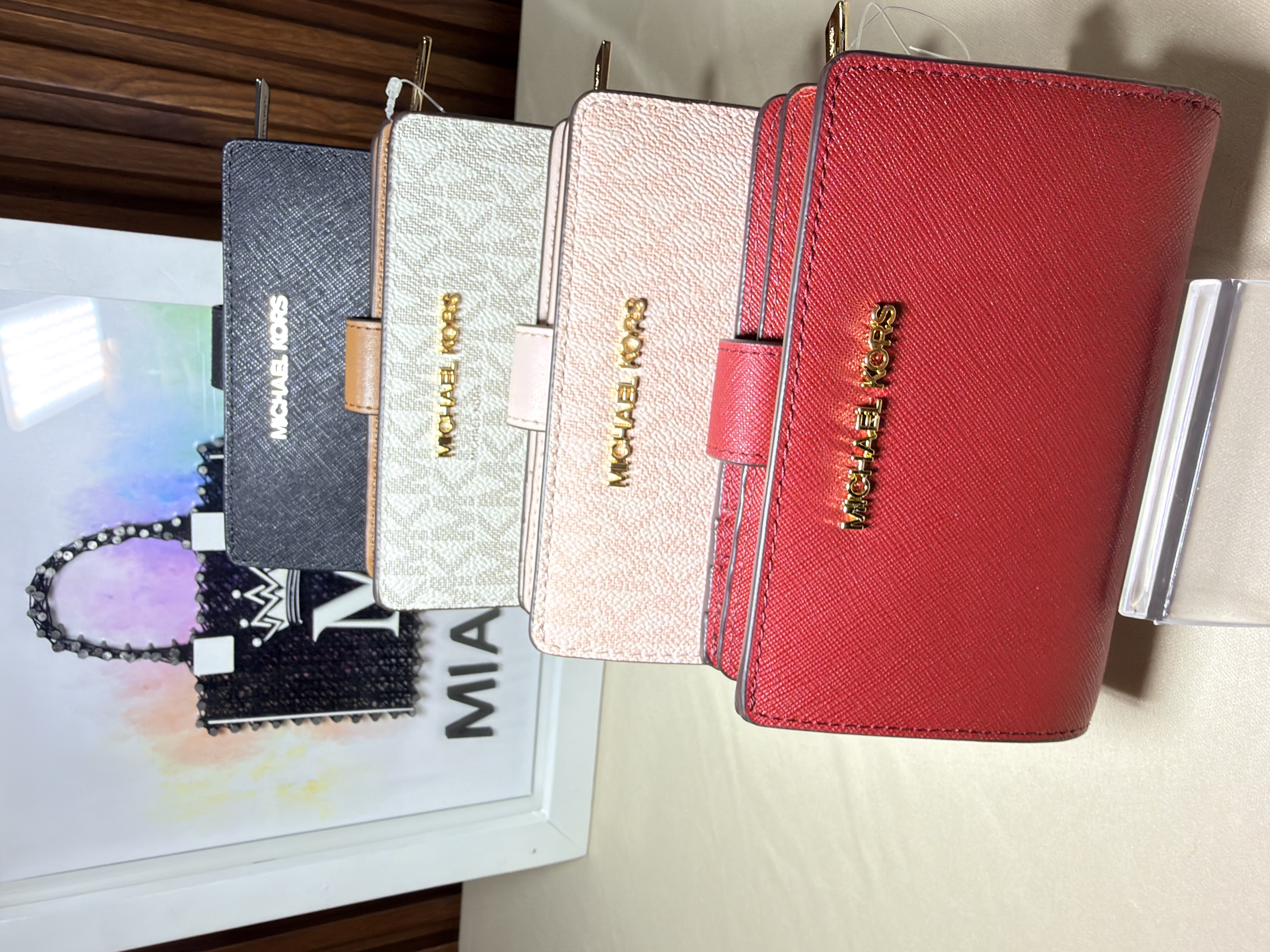 Cartera con cierre y broche a presión