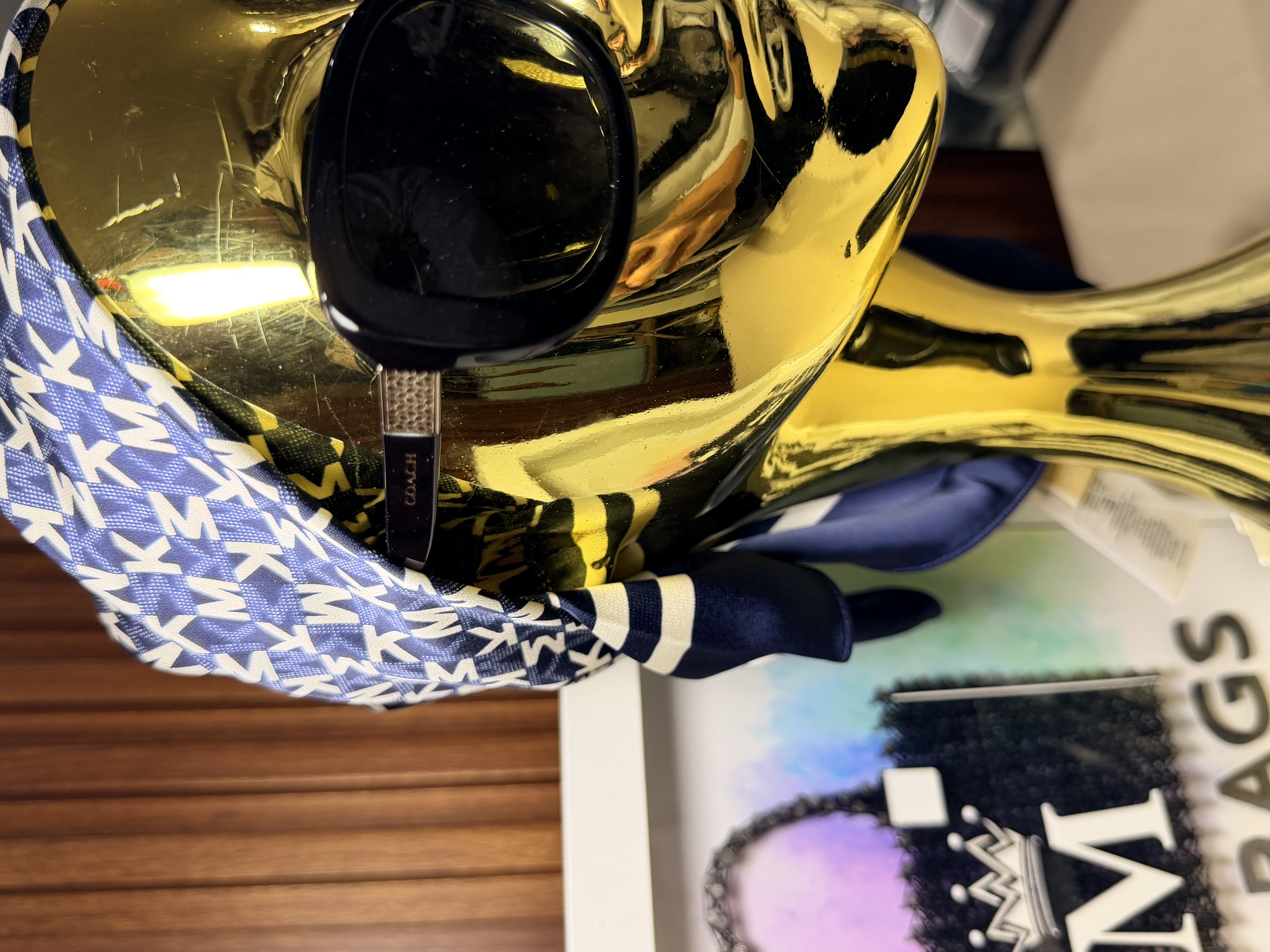 Gafas de sol negras con monogram en el poste