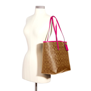 Tote monogram con detalles rosas