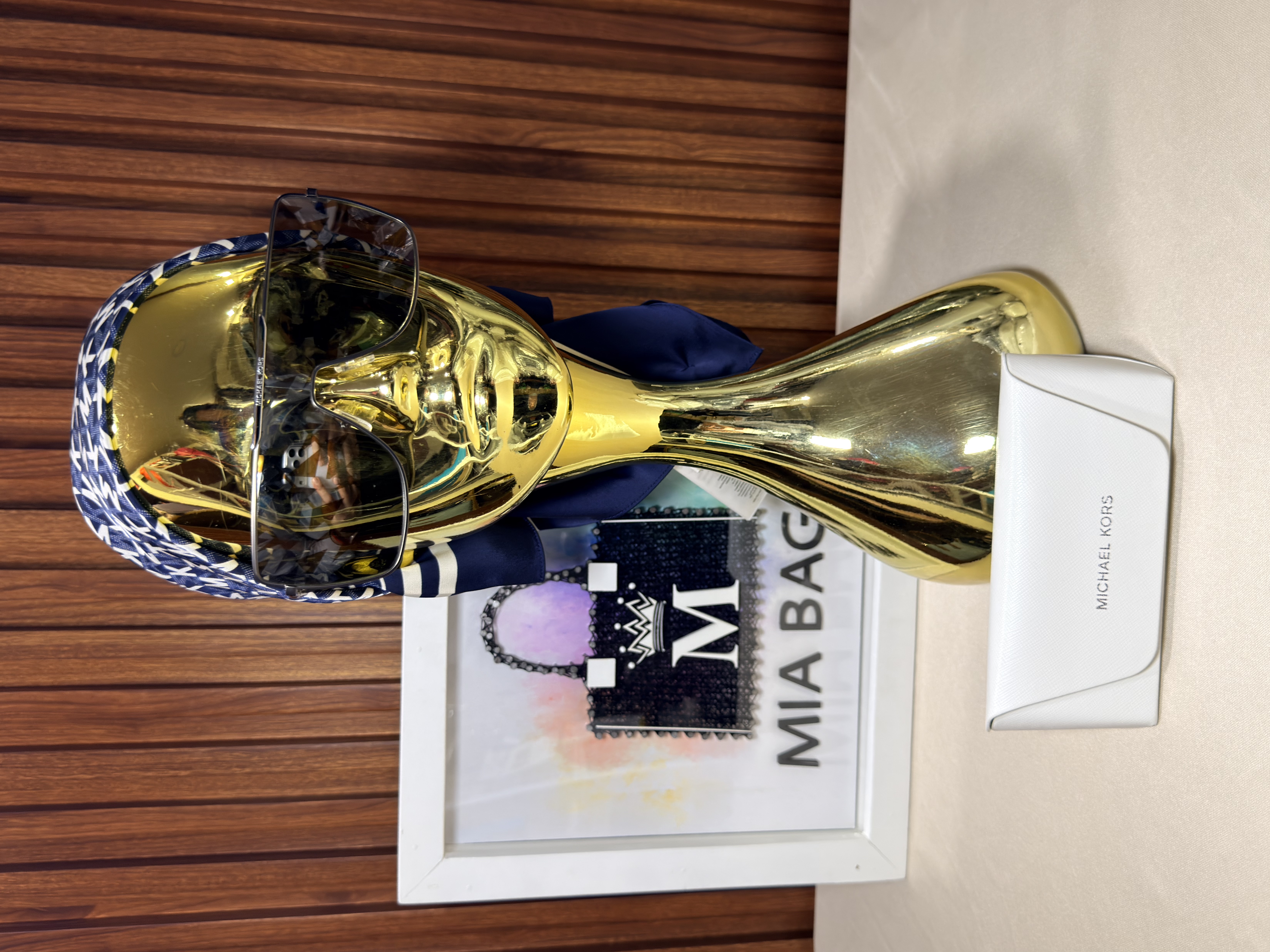 Gafas de sol plateadas con monogram en el cristal