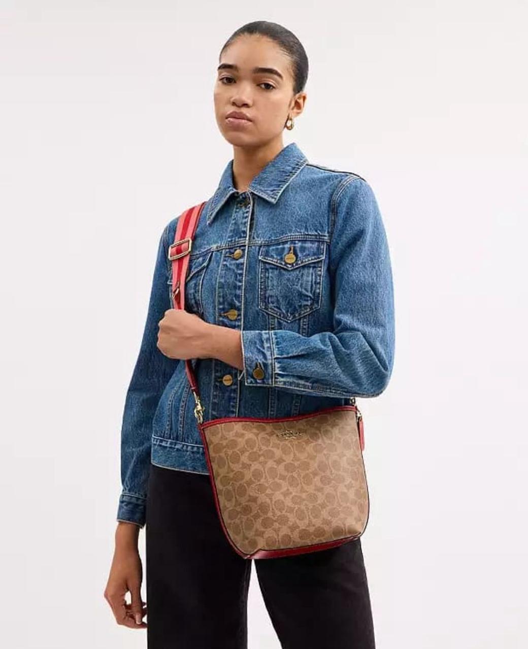 Bucket bag monogram con detalles rojos