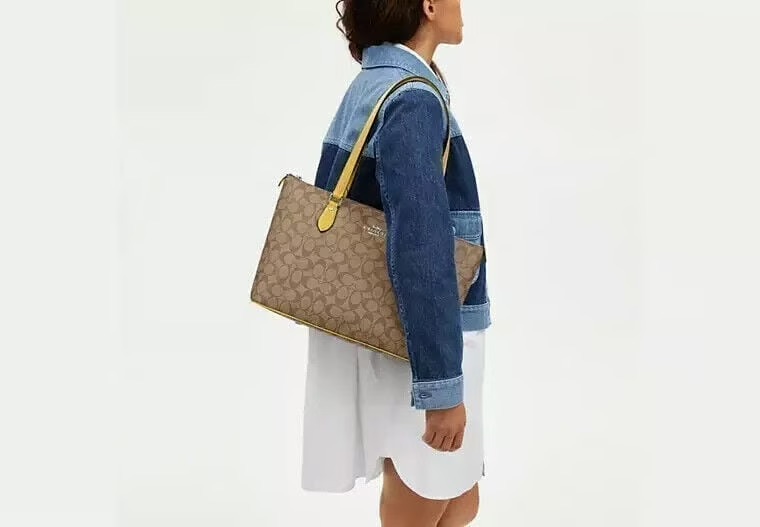 Tote con cierre, monogram y detalles amarillos