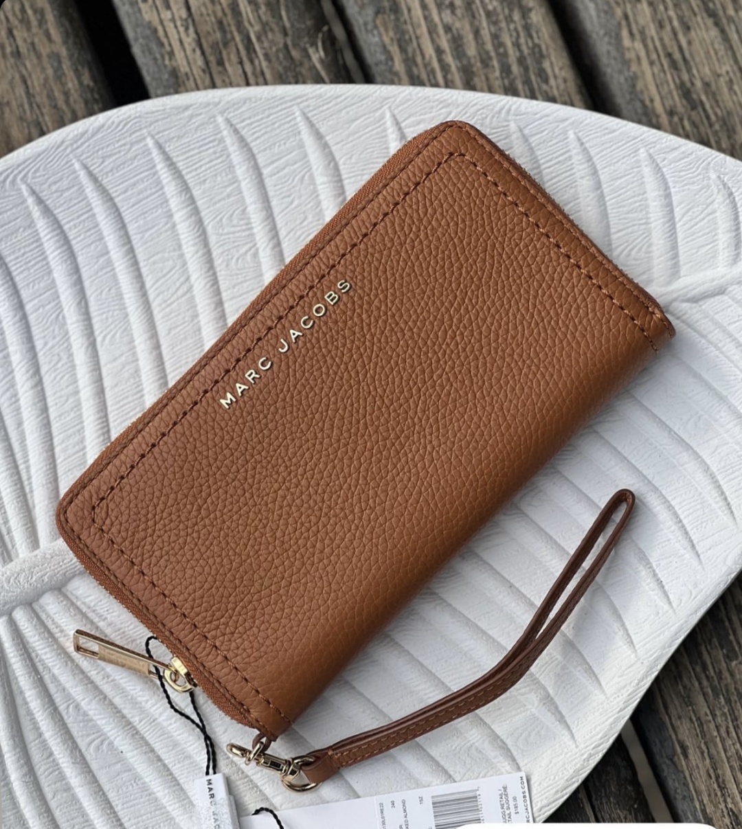 Cartera con cierre y muñequera beige