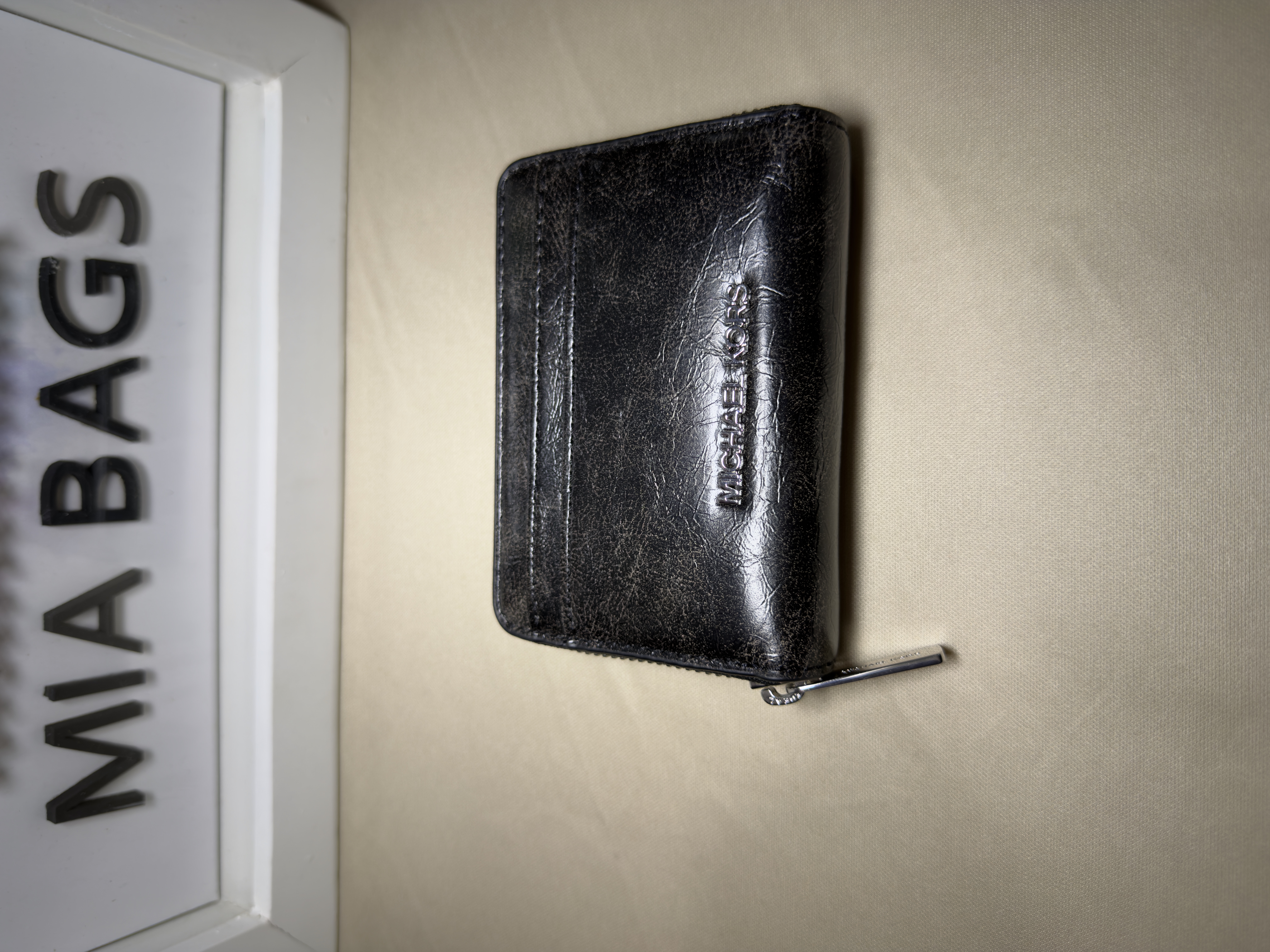 Monedero metalico negro o rojo 