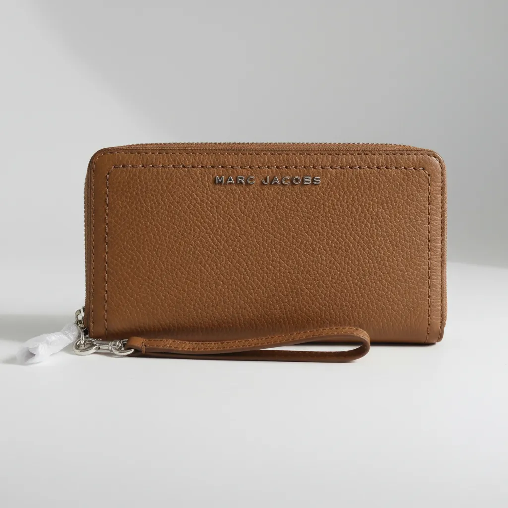 Cartera con cierre y muñequera beige