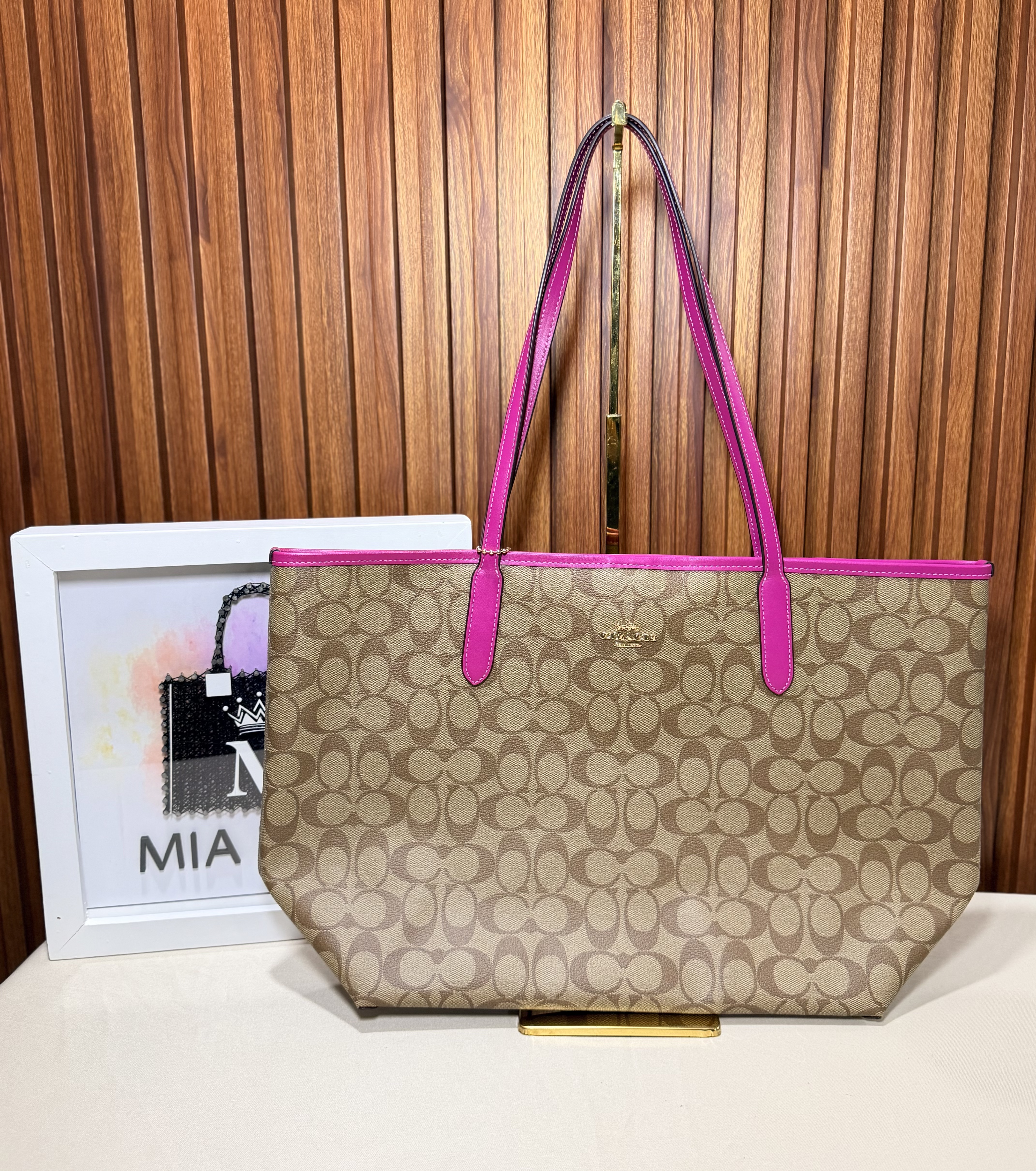 Tote monogram con detalles rosas