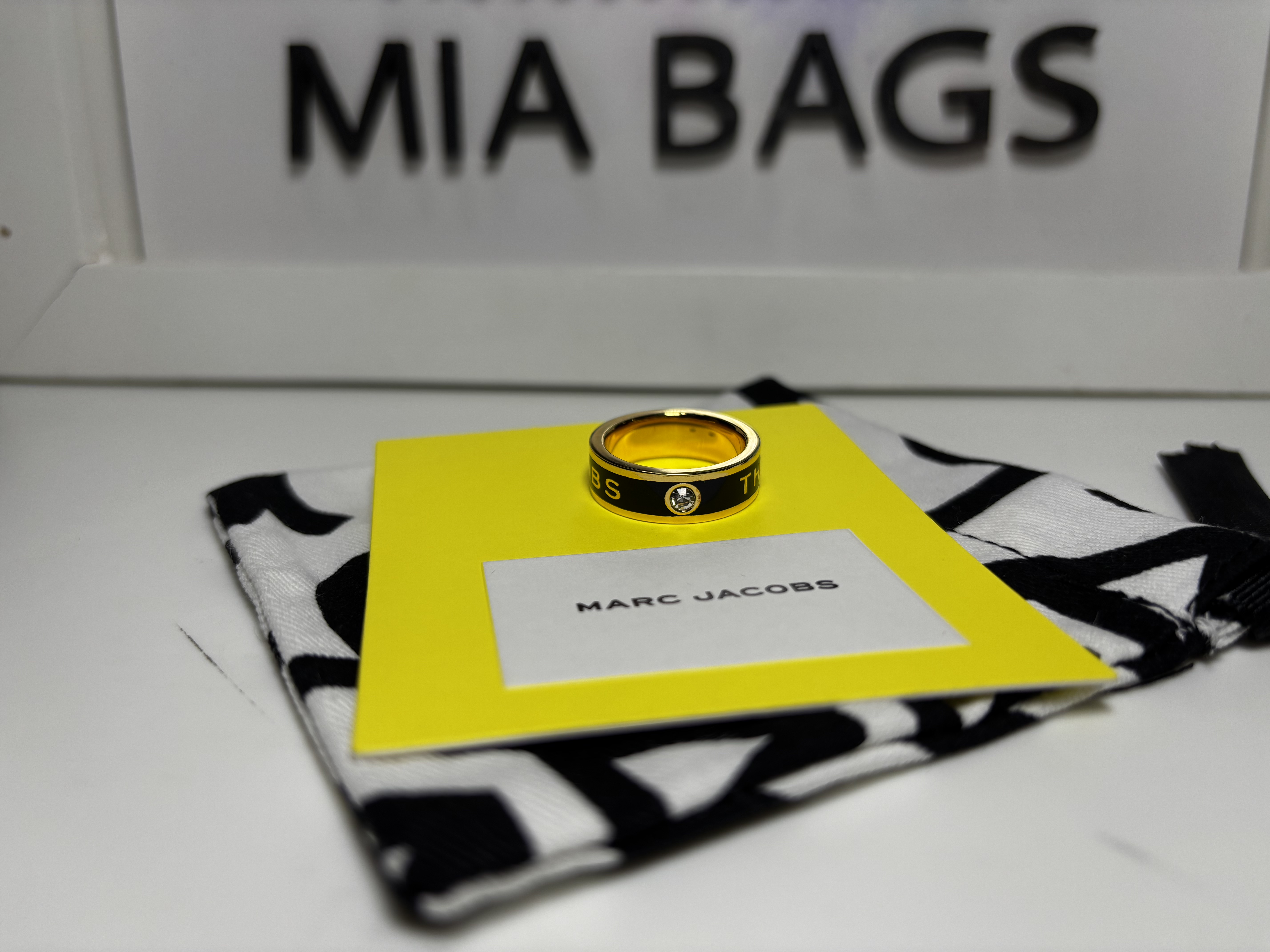 Anillo negro con dorado