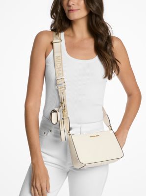 Crossbody con strap grueso y 2 accesorios, blanco.