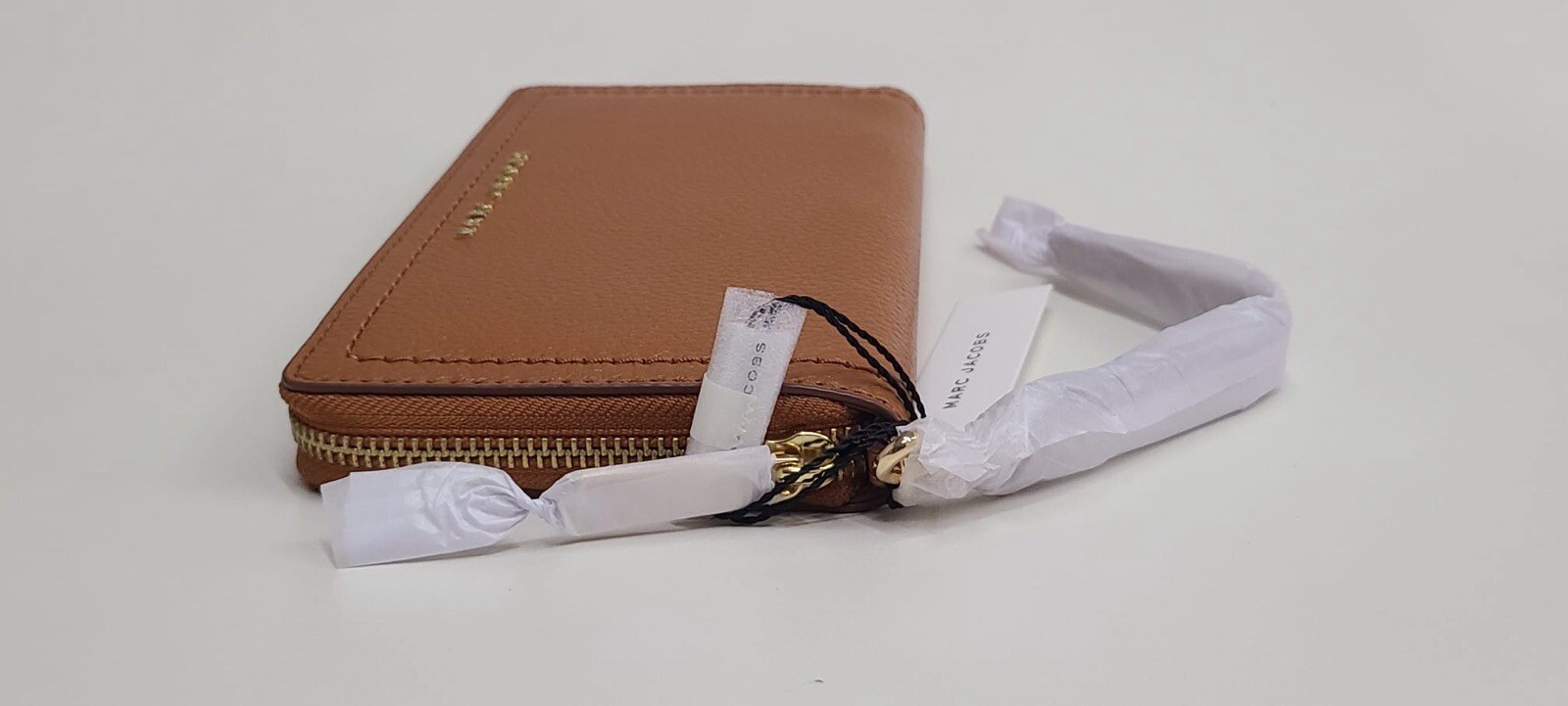 Cartera con cierre y muñequera beige